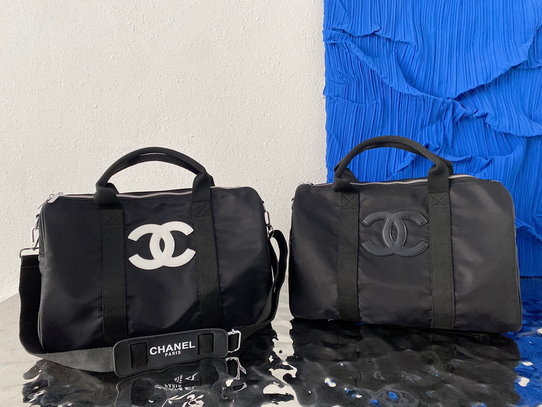 J0 CHANEL 香奈儿 尼龙布旅行袋 健身包 手提包袋 机场包 采用精湛镶嵌细工，实物拍摄 原厂原版面料 配送小票 防尘袋 42 x 25 cm。