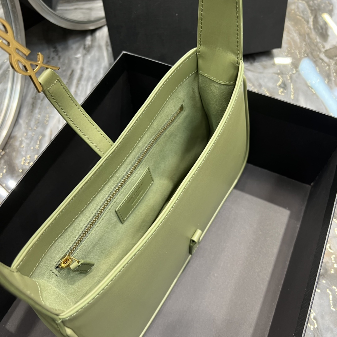 原厂皮牛油果绿平纹_春夏新款腋下包Le5A7Bag强推️今年的宝藏包包之一!极简外形+金属logo扣开合