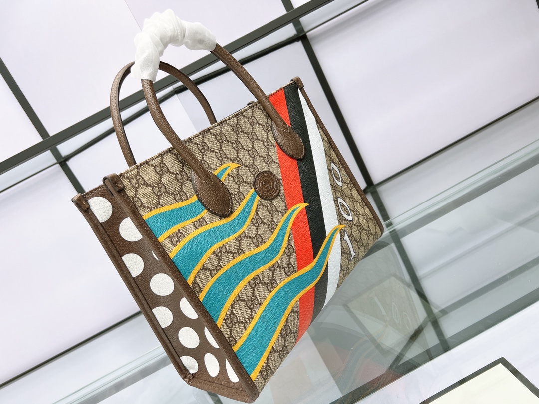 J5 2022 虎年限定 Tote 一眼相中的包，一定是好东西 太绝了这款新托特包，琴谱包，不喜欢太大的包，又指望买一个能装东西的挎包，那这款包真的太合适了干净整洁的老花料，没有其他款那么多花样男女同款，可手拎可斜挎尺寸:31*27cm