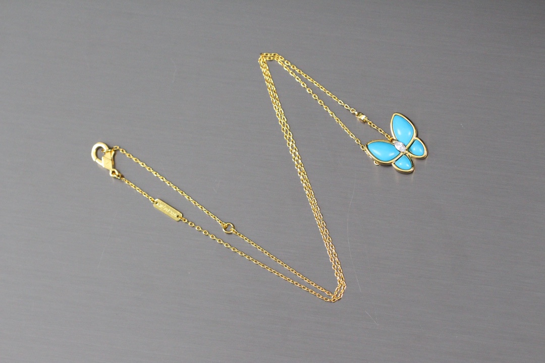 NO:102069,Van Cleef & Arpels VCA Turquoise Butterfly Necklace A must-have for super beautiful goddesses, not to be missed!  For the first time, the family decorated the butterfly works with deep blue turquoise, and combined with warm-toned yellow gold and dazzling diamonds to create a sharp contrast effect. These exquisite butterflies draw inspiration from the vibrant nature, elegantly embellish the hands, neck or face, adding charming brilliance. Once Van Cleef and Arpels' butterfly necklace was launched, it attracted the attention and love of thousands of women. Butterflies do not have the divine power to travel through the four seasons. Although their life is short, they stay in spring forever in our hearts. Van Cleef and Arpels' butterfly necklace brings such beautiful wishes, which allows us to cherish them while giving women the most beautiful sustenance between their necks., Vac necklace, van cleef, necklace19860909梵克雅宝VCA绿松石蝴蝶 项链 超级美腻女神必备,不容错过哈！ 世家首次为蝴蝶作品饰以深邃的蓝色绿松石,并结合色调温暖的黄K金和璀璨钻石,营造鲜明的对比效果.这些精致的蝴蝶从生机勃勃的大自然中汲取灵感,优雅点缀手部、颈部或脸庞,增添迷人光采. 梵克雅宝的蝴蝶项链一经推出,就吸引了万千女人的瞩目与喜爱. 蝴蝶没有穿越四季的神力,虽然生命短暂,却在我们的心中永驻春天. 梵克雅宝的蝴蝶项链就带着这样美丽的祝愿,让我们懂得珍惜的同时,给了女人们脖颈间最美丽的寄托.,Vac项链,van cleef,necklace,Jewelry