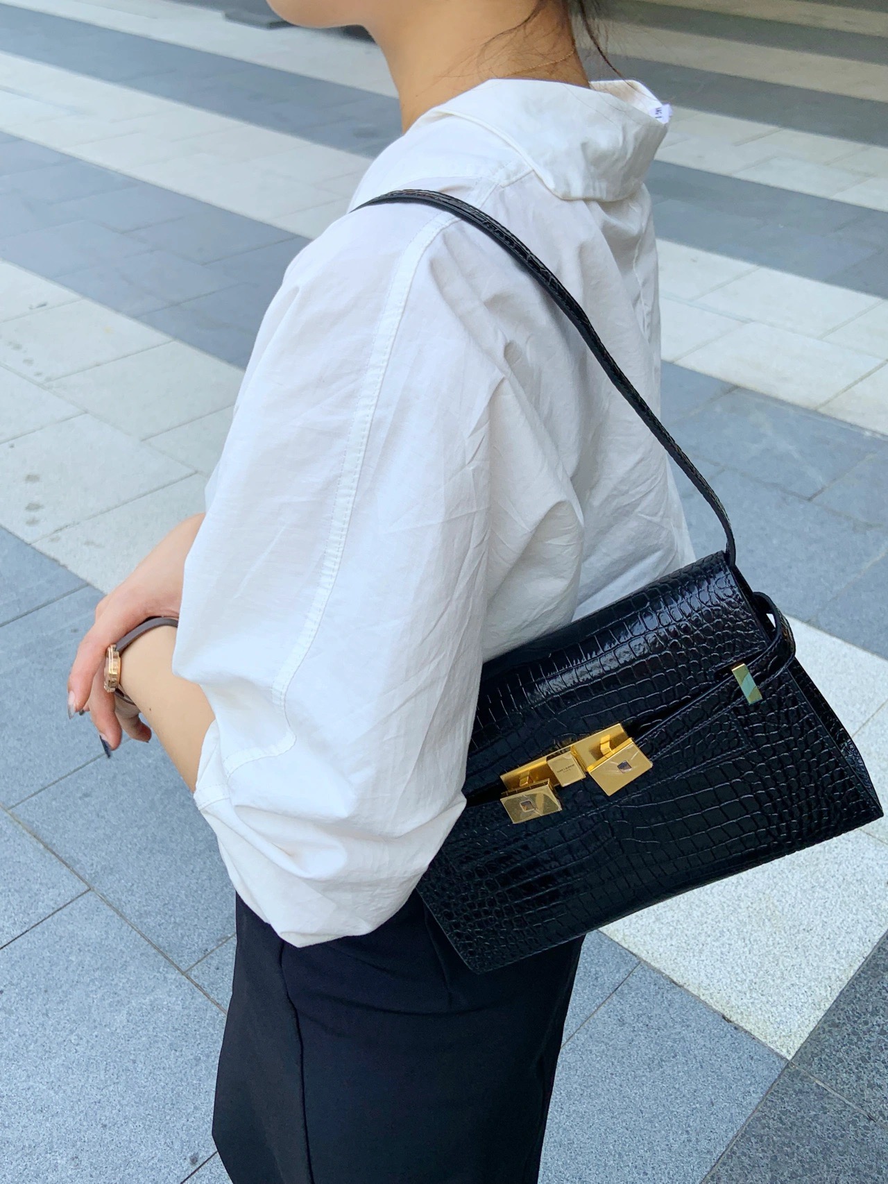 YSL 𝙈𝙖𝙣𝙝𝙖𝙩𝙩𝙖𝙣 𝟮𝟰𝙘𝙢 鳄鱼纹法棍包 675626黑色/金扣