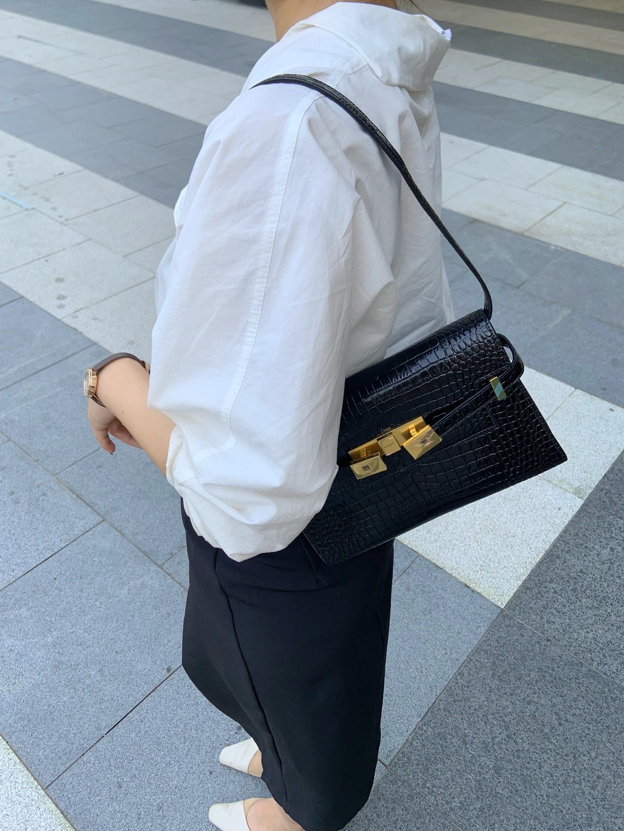 YSL 𝙈𝙖𝙣𝙝𝙖𝙩𝙩𝙖𝙣 𝟮𝟰𝙘𝙢 鳄鱼纹法棍包 675626黑色/金扣