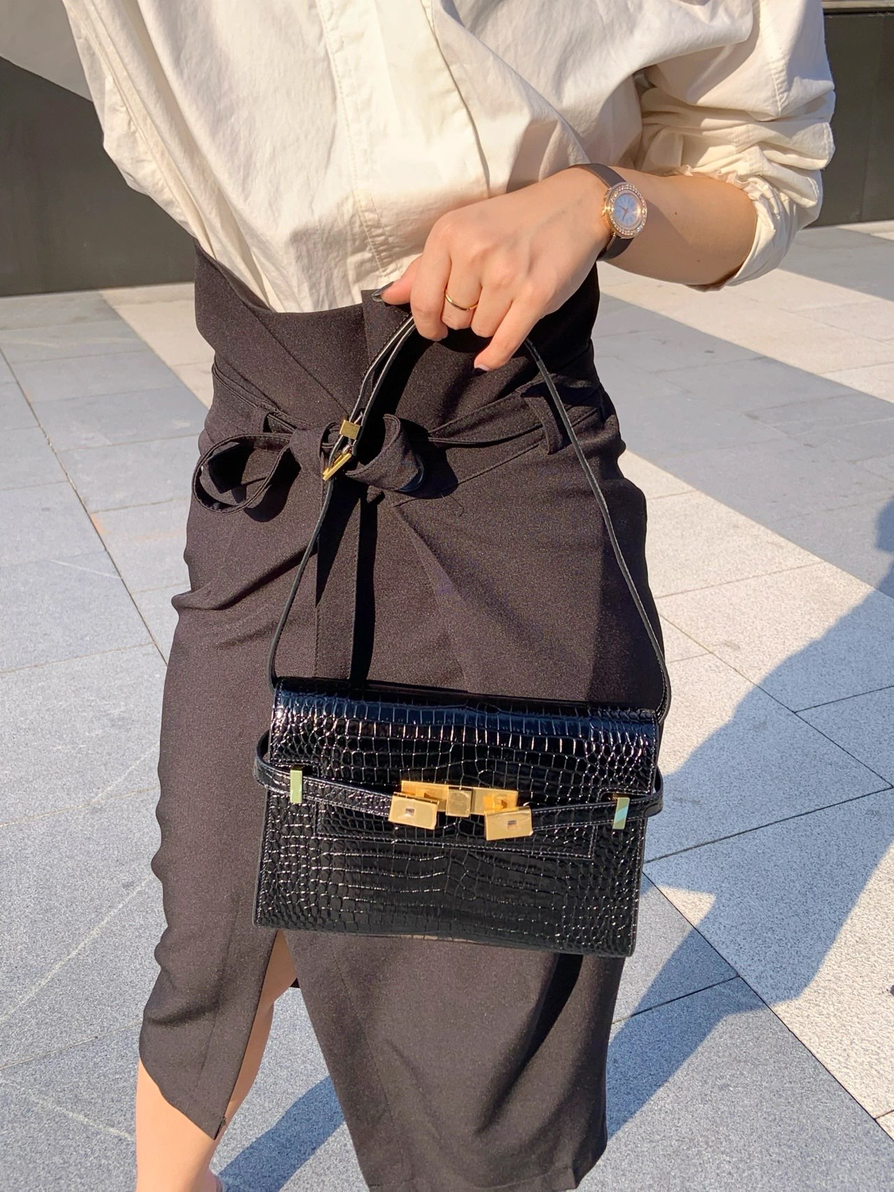 YSL 𝙈𝙖𝙣𝙝𝙖𝙩𝙩𝙖𝙣 𝟮𝟰𝙘𝙢 鳄鱼纹法棍包 675626黑色/金扣