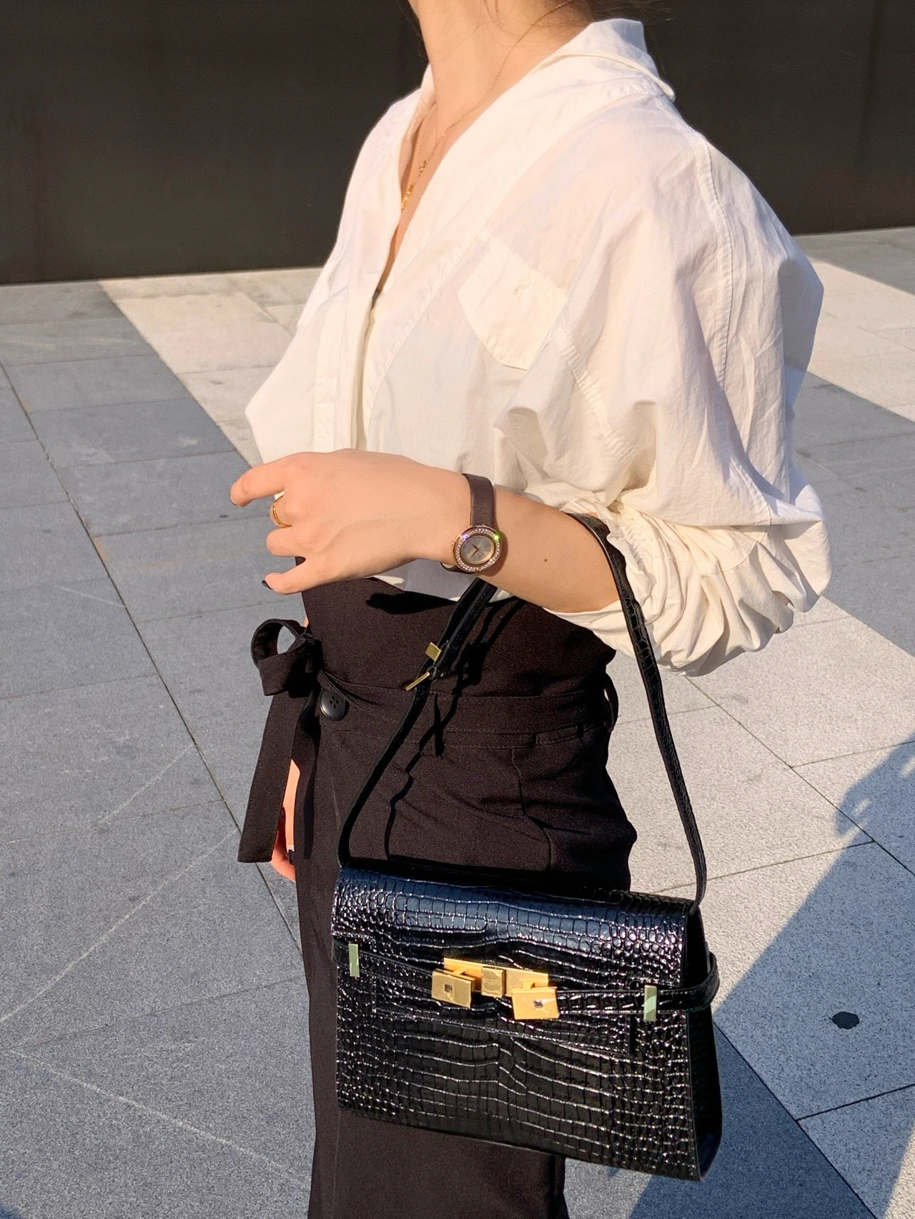 YSL 𝙈𝙖𝙣𝙝𝙖𝙩𝙩𝙖𝙣 𝟮𝟰𝙘𝙢 鳄鱼纹法棍包 675626黑色/金扣