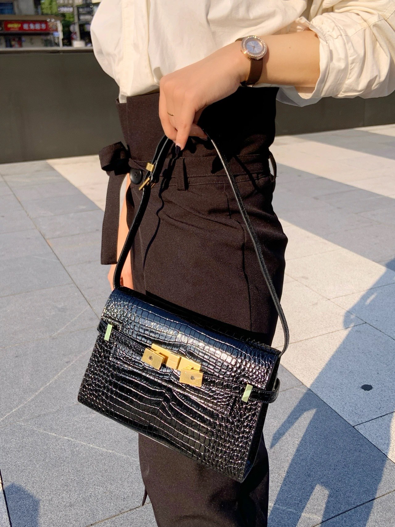 YSL 𝙈𝙖𝙣𝙝𝙖𝙩𝙩𝙖𝙣 𝟮𝟰𝙘𝙢 鳄鱼纹法棍包 675626黑色/金扣