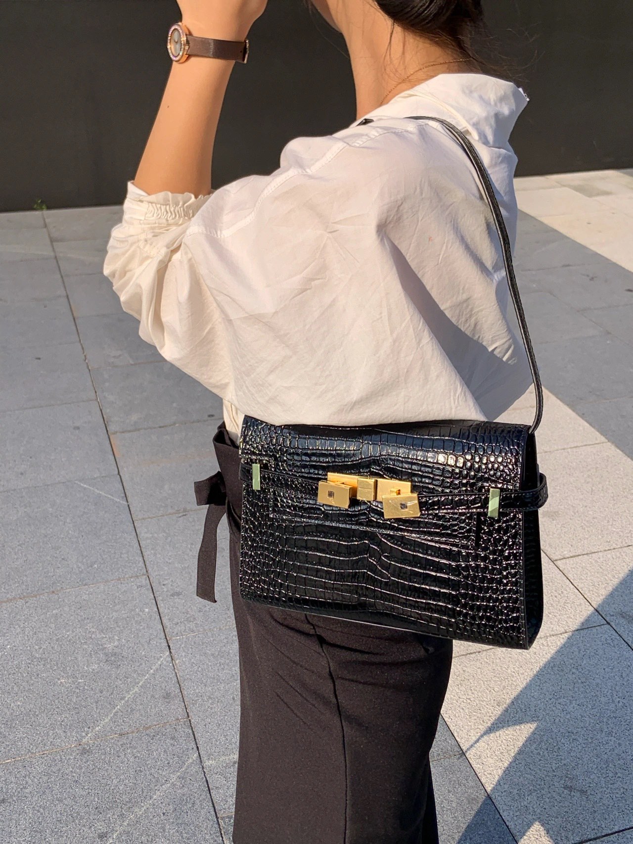 YSL 𝙈𝙖𝙣𝙝𝙖𝙩𝙩𝙖𝙣 𝟮𝟰𝙘𝙢 鳄鱼纹法棍包 675626黑色/金扣