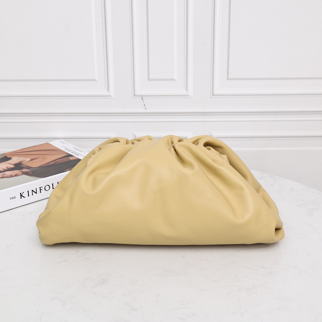 Cloud Bag Clutch Flat Grain Soft Pleated