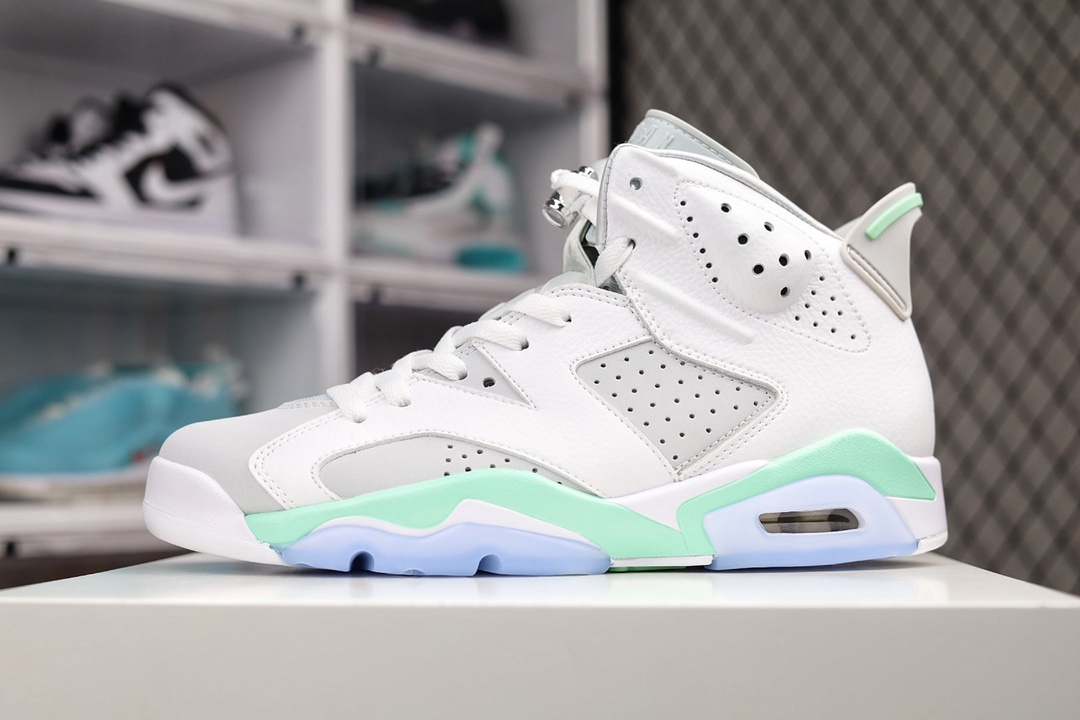 J0 Air Jordan AJ6 Retro “Mint Foam” 薄荷绿采用纯白金鞋底和白色覆面，由绒面革、正绒面革和皮革材料混合制成。这双鞋的亮点是薄荷泡沫口音，清清爽爽的配色，后跟部分和中底均饰有淡薄荷绿色泡沫装饰 外底则采用透明材质