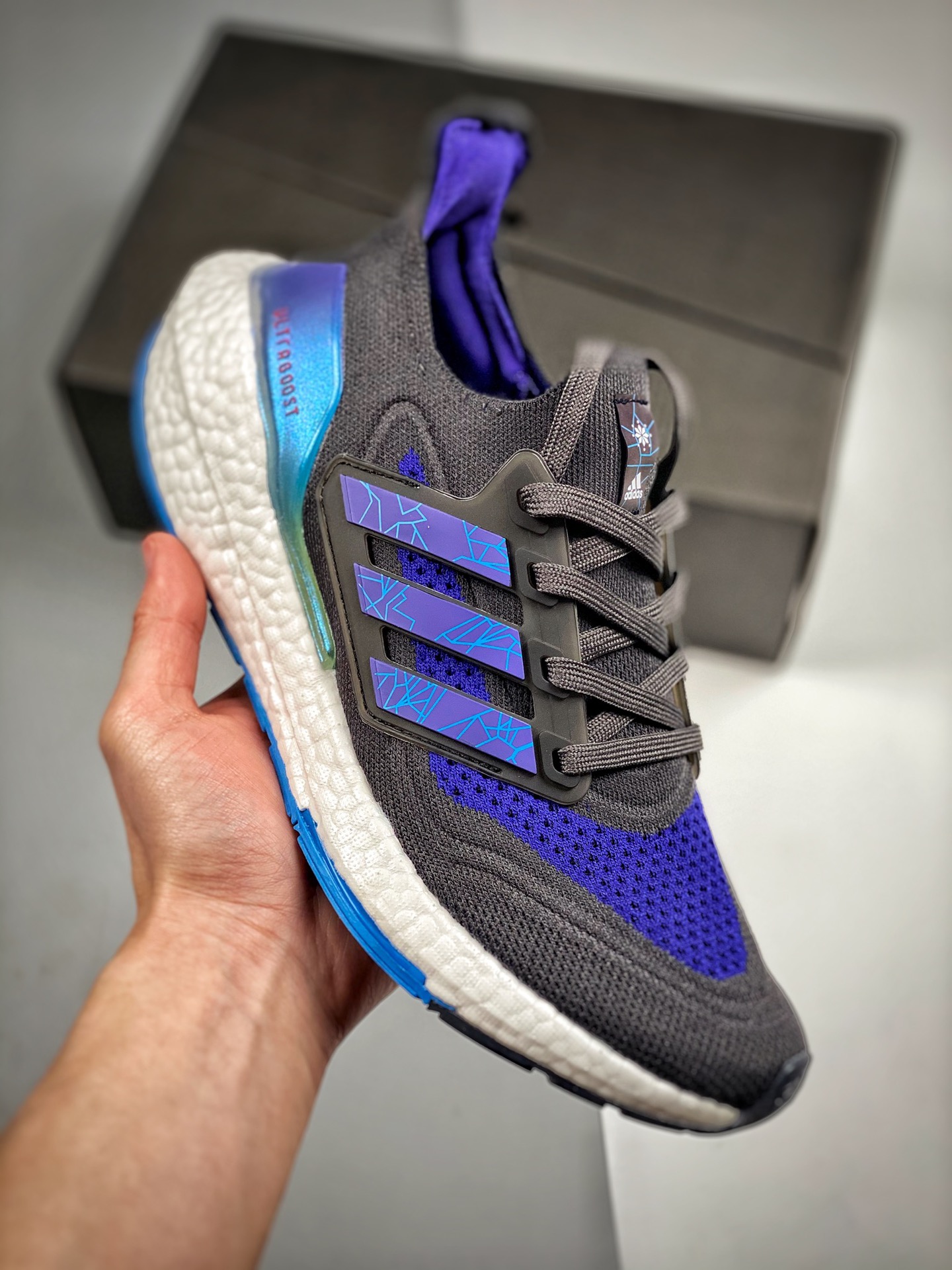 Ultra Boost 7.0 azul cielo, negro y azul, disponible en tiendas oficiales, fotos reales en primer lanzamiento. En compa…