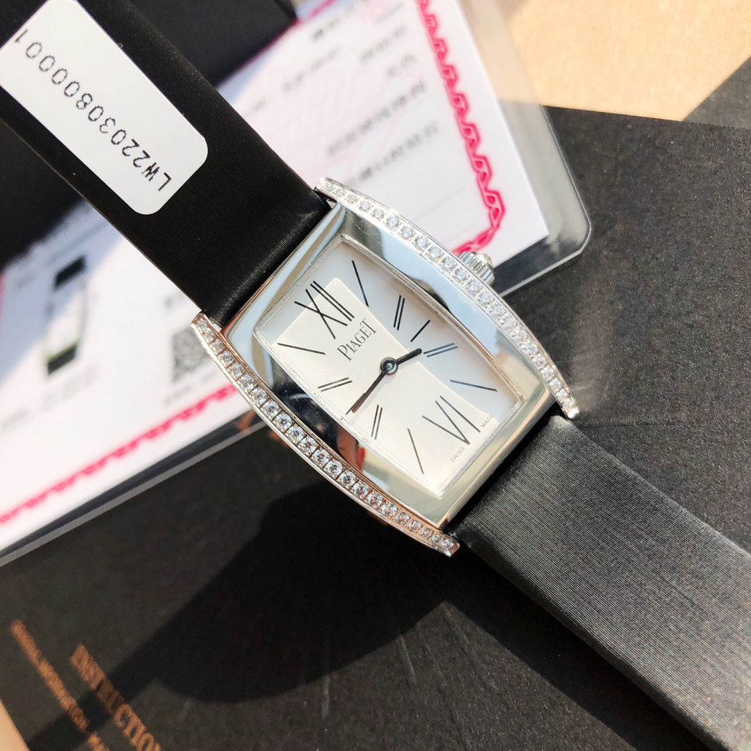 NO:157048,The famous Earl Quartz women's model, one of the top ten famous watches, model GOA33091, perfect original copy 1:1, the grade of Mercedes-Benz and BMW, the price of cabbage, the bucket-shaped case is unique, the unique silk strap and original pin buckle, perfectly combined to show the luxurious and fashionable temperament. The original Swiss movement, 316L stainless steel case, 18k white gold and rose gold, the size is 27x38mm, and it is loved and worthy of [witness][yes] The actual object is super beautiful 27mm, and the barrel-shaped dial shape will look more unique and high-end than the disc dial!  The outer ring is inlaid with 44 vs real diamonds, sapphire mirror, high-definition details, Swiss quartz movement!  Gift gifts and keep your own masterpieces!  ,,piaget19860909批狠货来袭 大名鼎鼎的伯爵石英女款,十大名表之一,型号GOA33091,完美原装复制1:1,奔驰宝马的档次,白菜的价格,水桶形的表壳别具一格,独特的绢布表带搭配原版针扣,完美结合,尽显奢华时尚气质.原装瑞士机芯,316L精钢表壳,度18k白金和玫瑰金,尺寸27x38mm备受喜爱、值得拥有[机智][耶]实物超美27mm,酒桶形的表盘形状相对比圆盘表盘会显得更加独一无二的高级感！外圈镶嵌44颗vs真钻 蓝宝石镜面 高清细节,瑞士石英机芯！送礼自留佳作！,,piaget,Watch