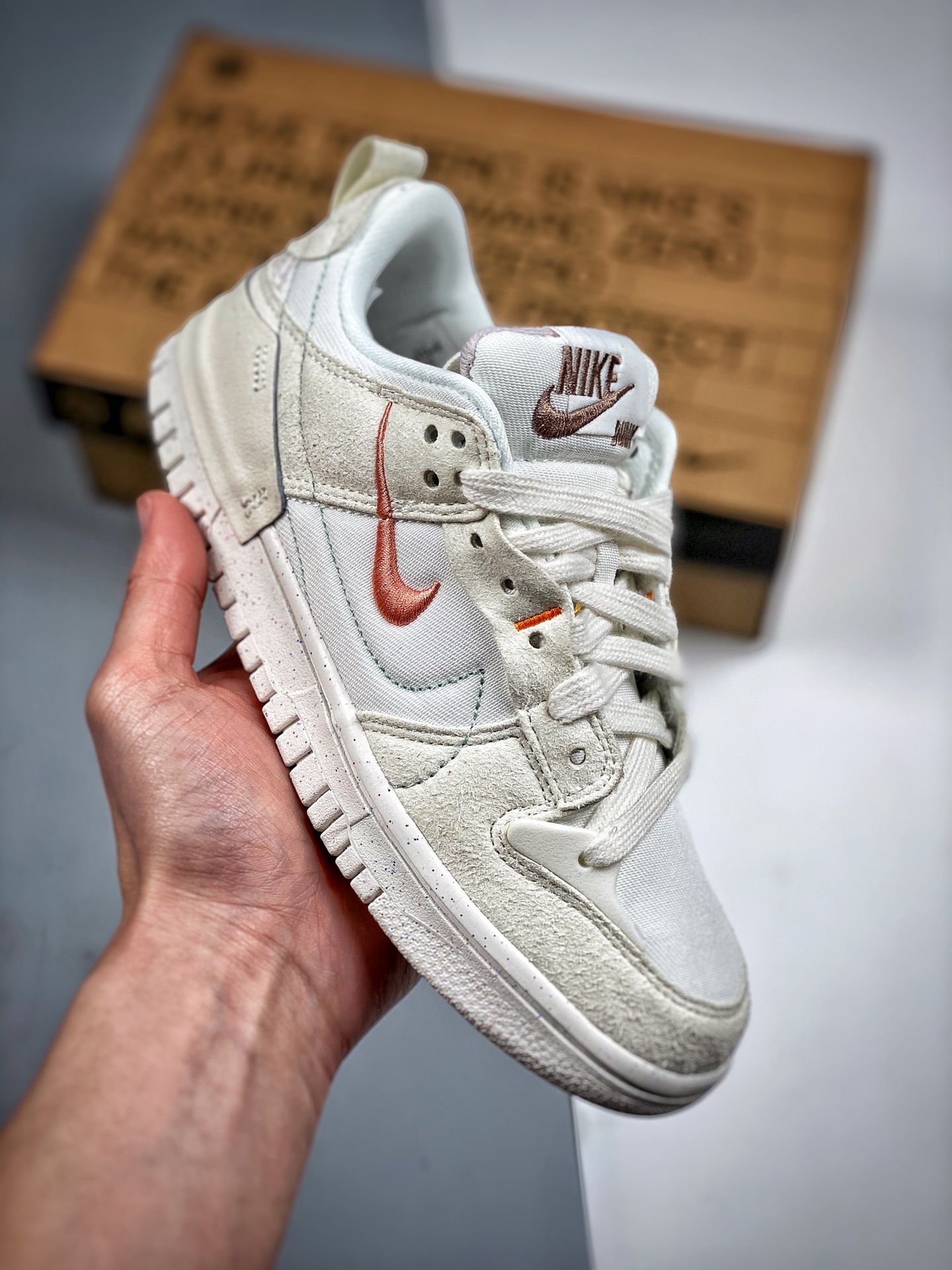 Las zapatillas Nike Dunk Low Disrupt FT2 nos traen una nueva suela y dimensiones adicionales alrededor del empeine, aña…