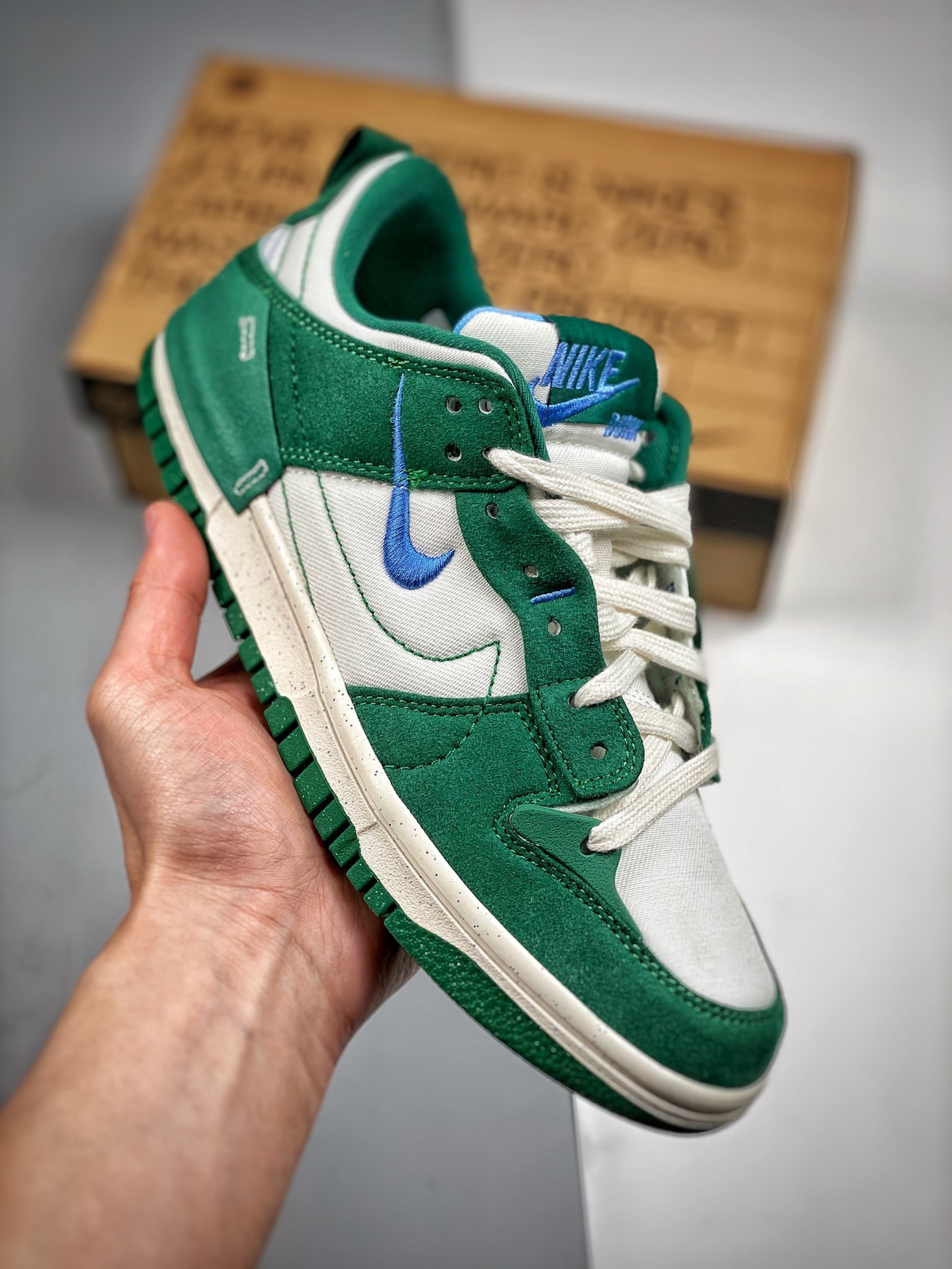 Las zapatillas Nike Dunk Low Disrupt FT2 nos traen una nueva suela y dimensiones adicionales alrededor del empeine, aña…