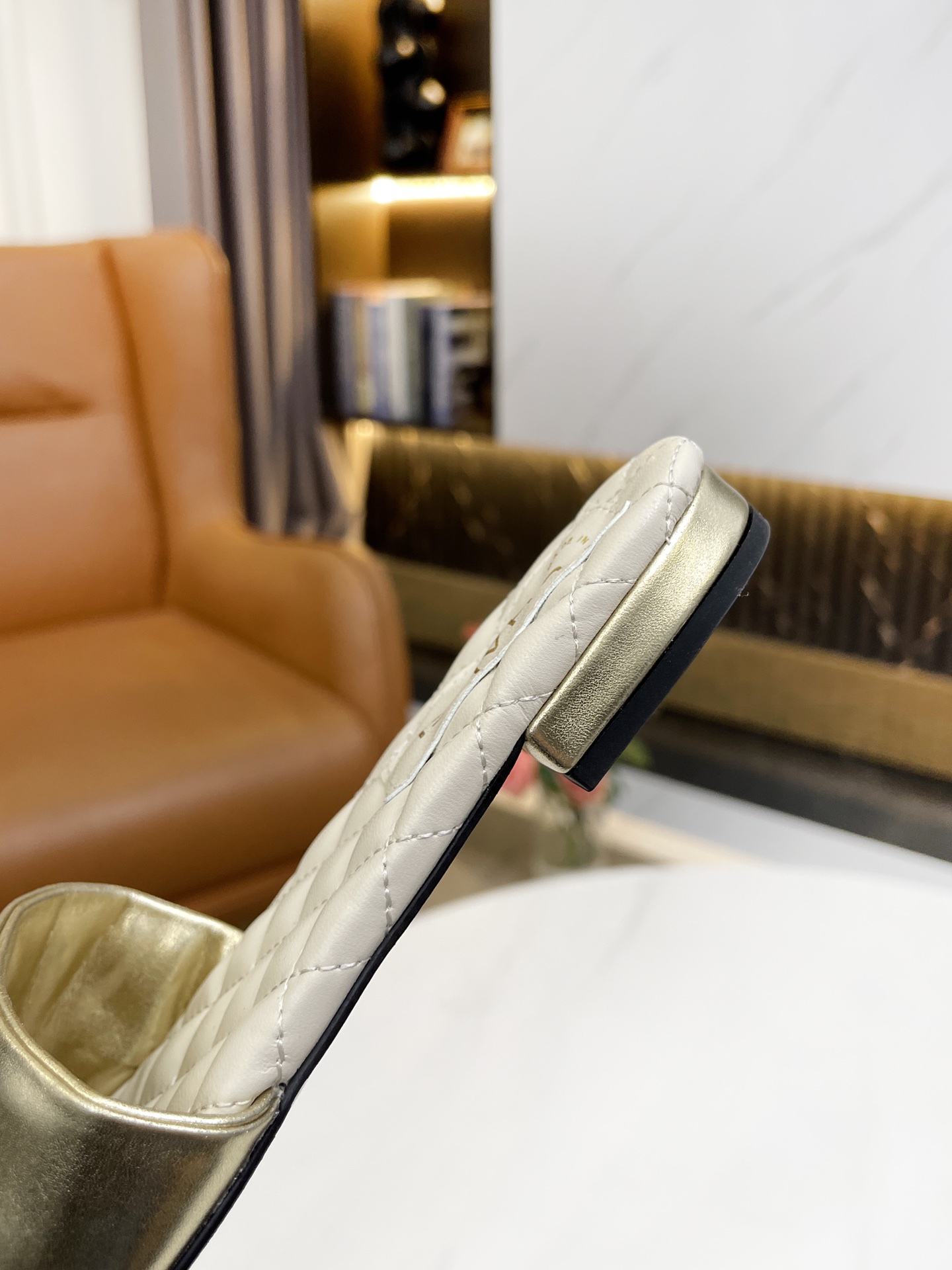 I0   Chanel 香奈儿，香2022早春 拖鞋🔥🔥 官网专柜，面料牛皮、内里绵羊皮，垫脚山羊皮，6色任选，35－42码