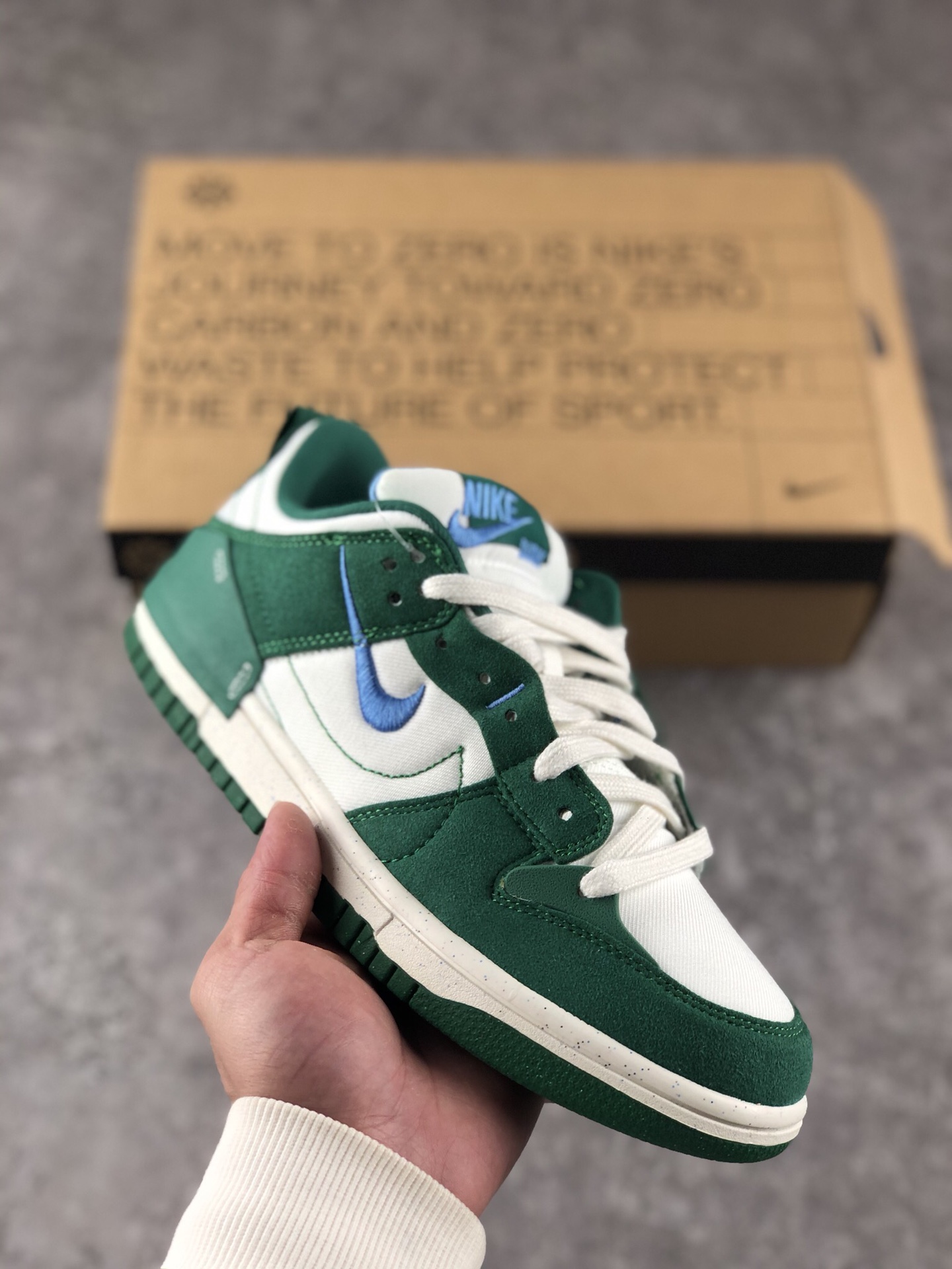 调价通知
本地自取 支持放店
 公司级耐克 Nike Dunk Low Disrupt FT2 板鞋为我们带来了新的外底和鞋帮周围的额外尺寸为鞋子的耐久设计线条增添了新能量。从配色上彰显出浓厚的复古气质。最大的亮点当属鞋型设计上加入结构元素，汲取1984年诞生的AirTrain 等经典鞋型为灵感，剪裁别出心裁。同时鞋面、侧身大面积使用尼龙材质，带来轻量化效果的同时增强透气性。最后便是中底更厚，增高效果更明显。同时个别配色搭配水晶外底，更加富有时尚感DH4402 001
尺码：36～45带半码