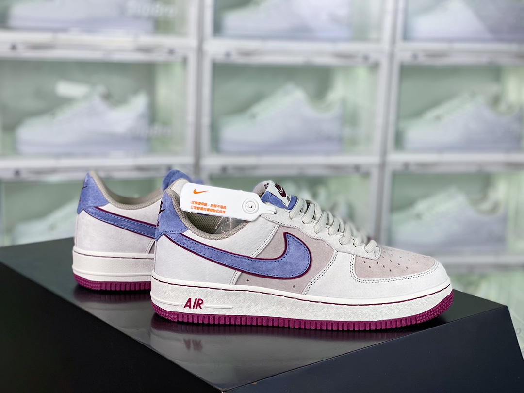 H0 男女鞋真标带半码原楦原纸版数据开发版型采用进口丝光猪巴革鞋面材质内置全掌air sole气垫创意定制联乘《蒸汽少年》主人公配色，著名漫画大师-大友克洋/Otomo Katsuhiro x Nike Air Force 1’07 LV8 Low”Steamboy OST”空军一号经典低帮百搭休闲运动板鞋“麂皮雾灰浅蓝酒红”NT9988-618