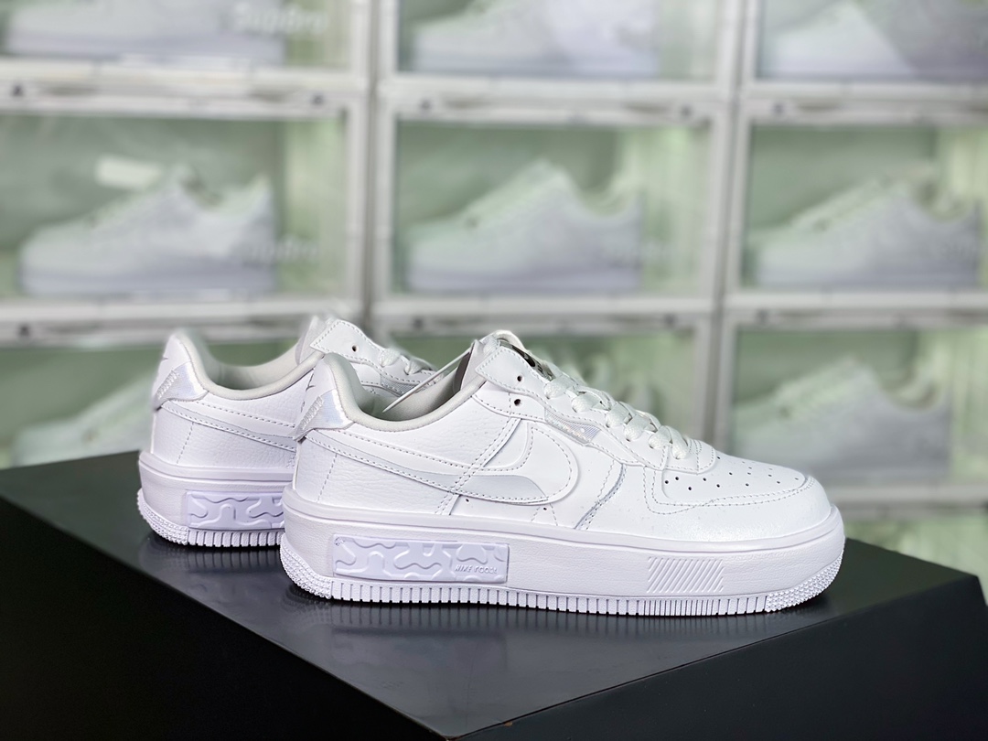 G0 男女鞋真标半码制原楦原纸版开发数据中采用React泡棉组合防滑RB橡胶外底炫酷拼接解构设计,全新耐克Nike Wmns Air Force 1 Fontanka”White Iridescent”空军一号错位解构系列低帮轻量百搭休闲运动板鞋“皮革白炫彩泼墨满天星反光”DQ5021- F5