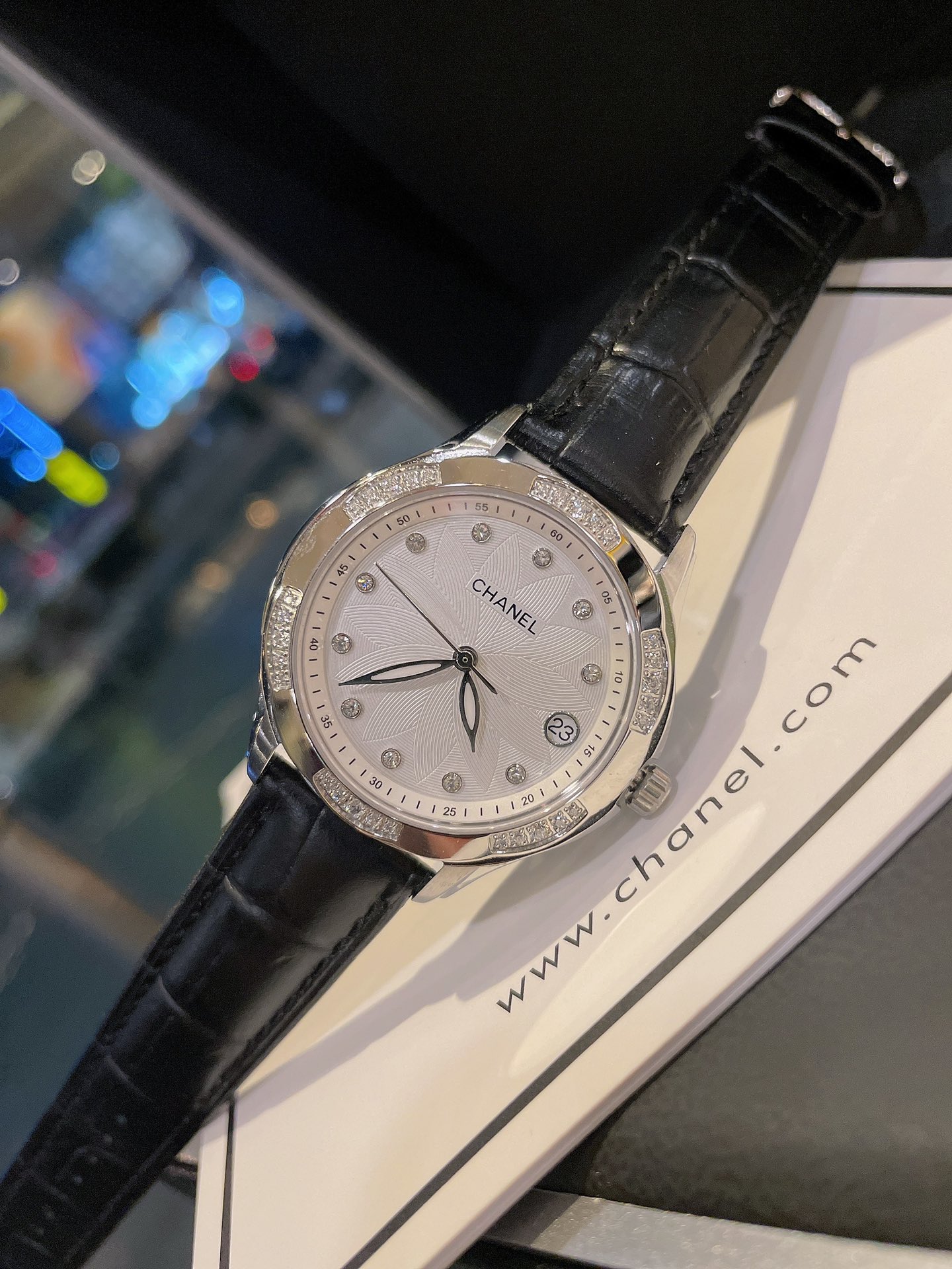 💰白460 金480🔰
热卖款！！香奈儿－CHANEL女神必备石英腕表 进口石英-3针机芯蓝宝石玻璃镜面316精钢镶钻表壳精钢结合陶瓷表带直径35mm 厚度10mm