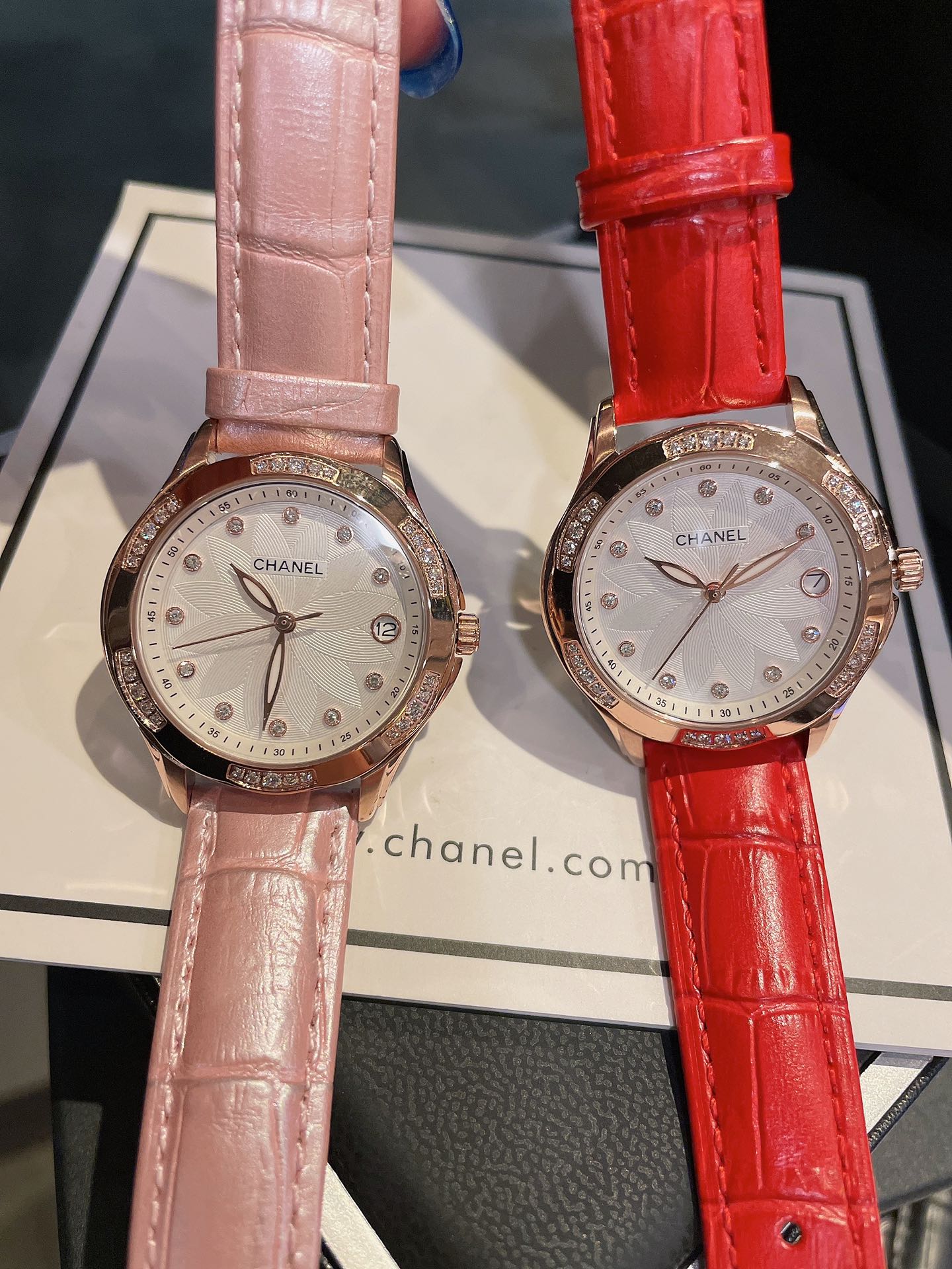 💰白460 金480🔰
热卖款！！香奈儿－CHANEL女神必备石英腕表 进口石英-3针机芯蓝宝石玻璃镜面316精钢镶钻表壳精钢结合陶瓷表带直径35mm 厚度10mm