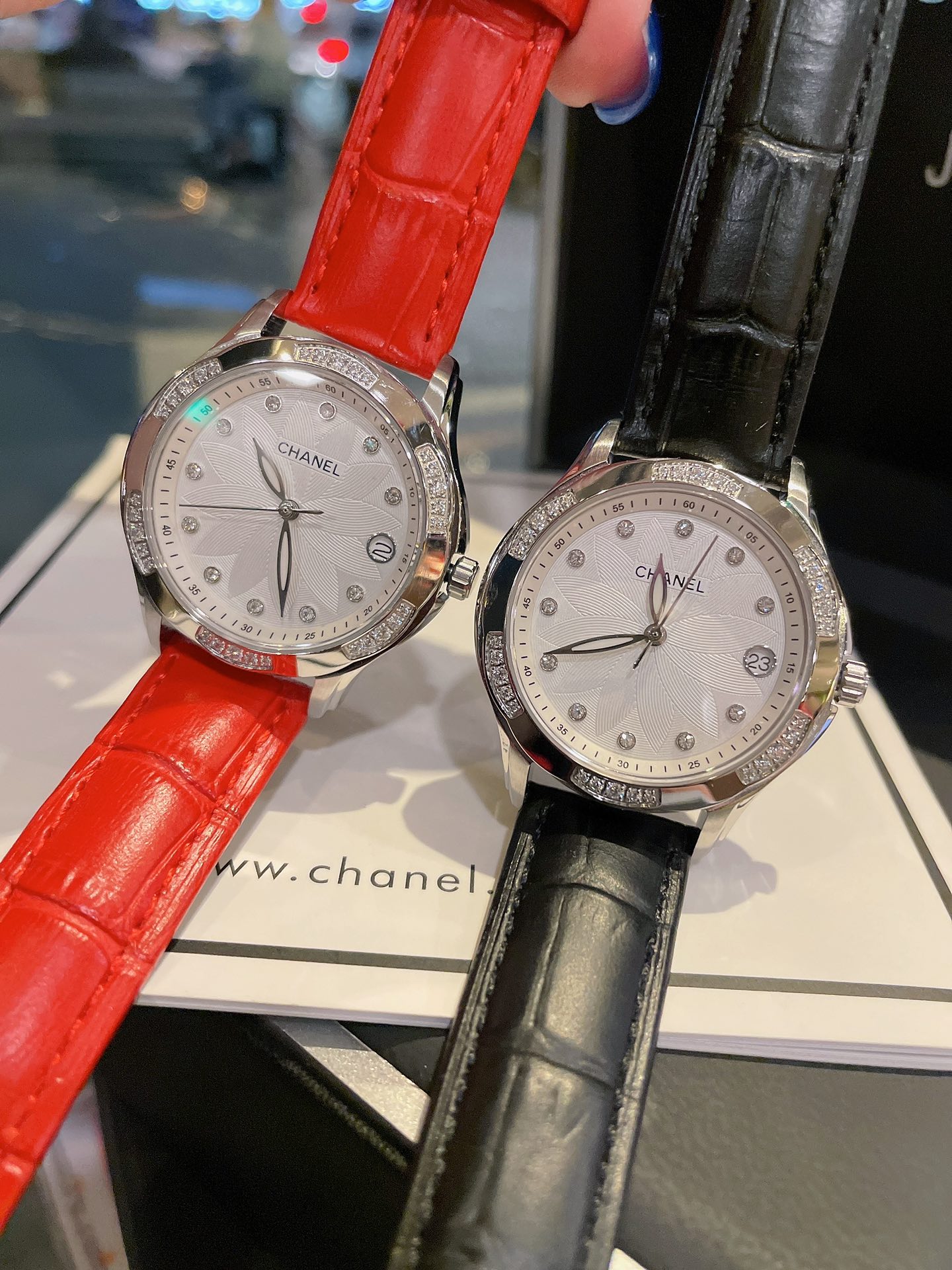 💰白460 金480🔰
热卖款！！香奈儿－CHANEL女神必备石英腕表 进口石英-3针机芯蓝宝石玻璃镜面316精钢镶钻表壳精钢结合陶瓷表带直径35mm 厚度10mm