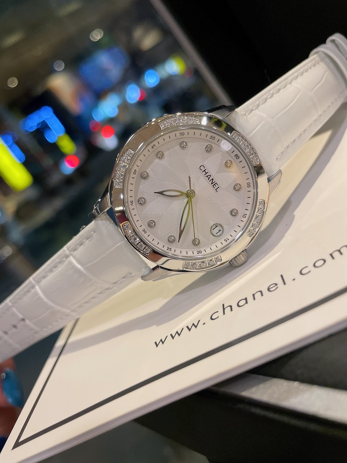 💰白460 金480🔰
热卖款！！香奈儿－CHANEL女神必备石英腕表 进口石英-3针机芯蓝宝石玻璃镜面316精钢镶钻表壳精钢结合陶瓷表带直径35mm 厚度10mm