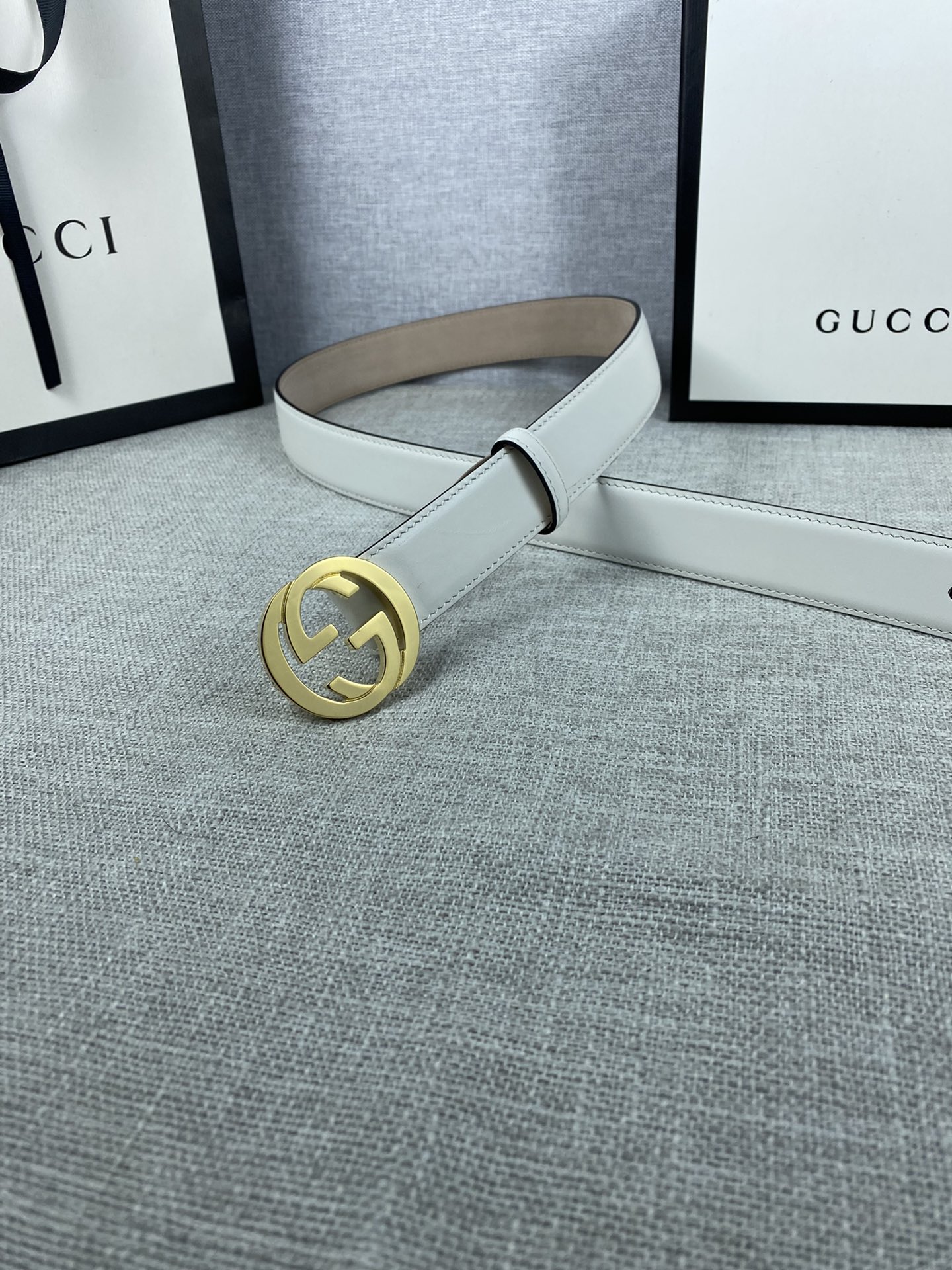 宽度3.0cmGUCCI此细款腰带用采光头小层牛皮精制而成配以金/银/双G带扣