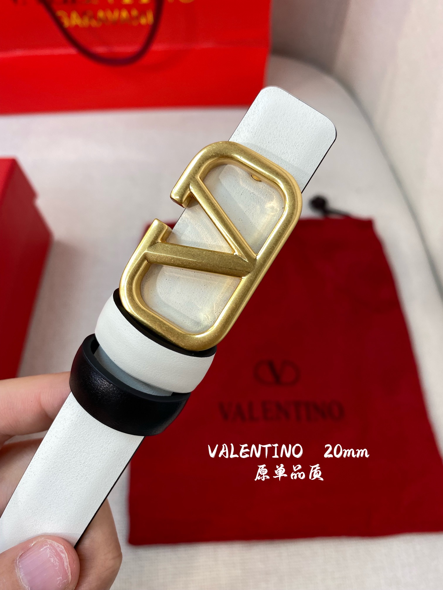  💫华伦天奴20mm经典款双面色一带两用款 双面头层牛皮腰带搭配华伦精品镂空扣，华丽优雅