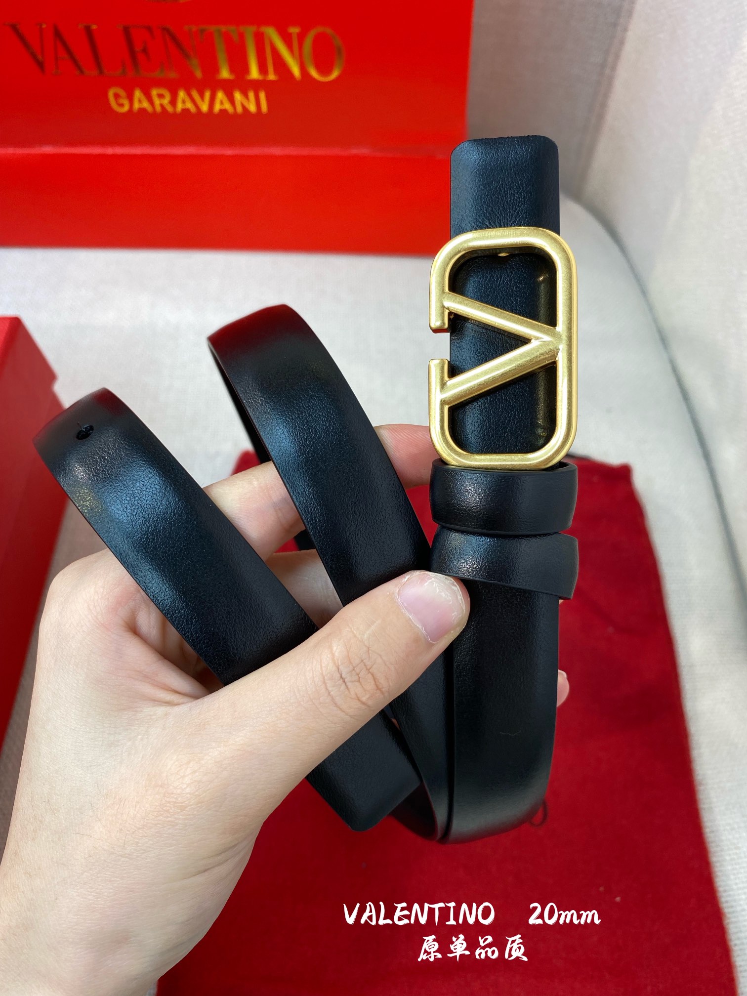  💫华伦天奴20mm经典款双面色一带两用款 双面头层牛皮腰带搭配华伦精品镂空扣，华丽优雅