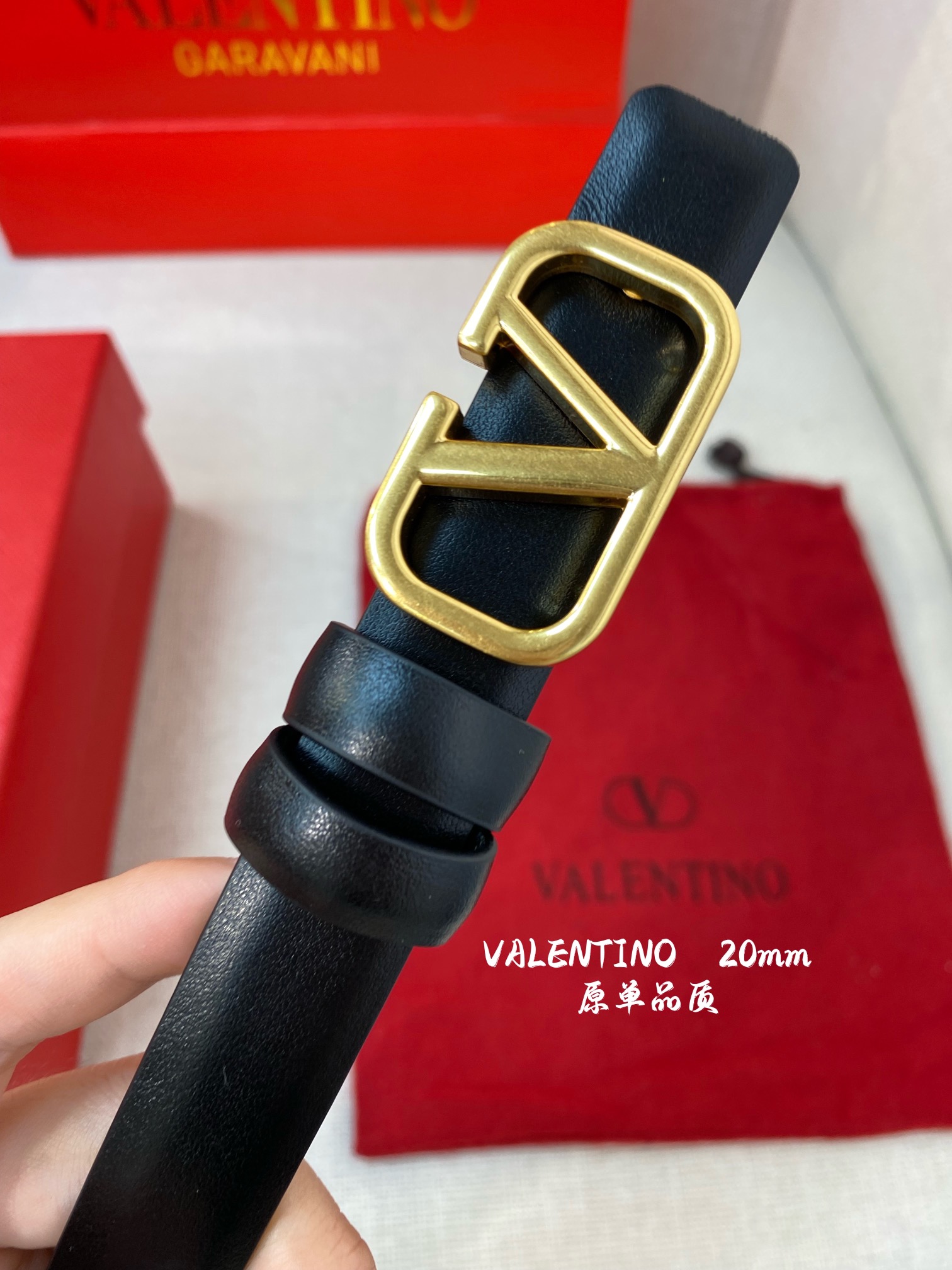  💫华伦天奴20mm经典款双面色一带两用款 双面头层牛皮腰带搭配华伦精品镂空扣，华丽优雅