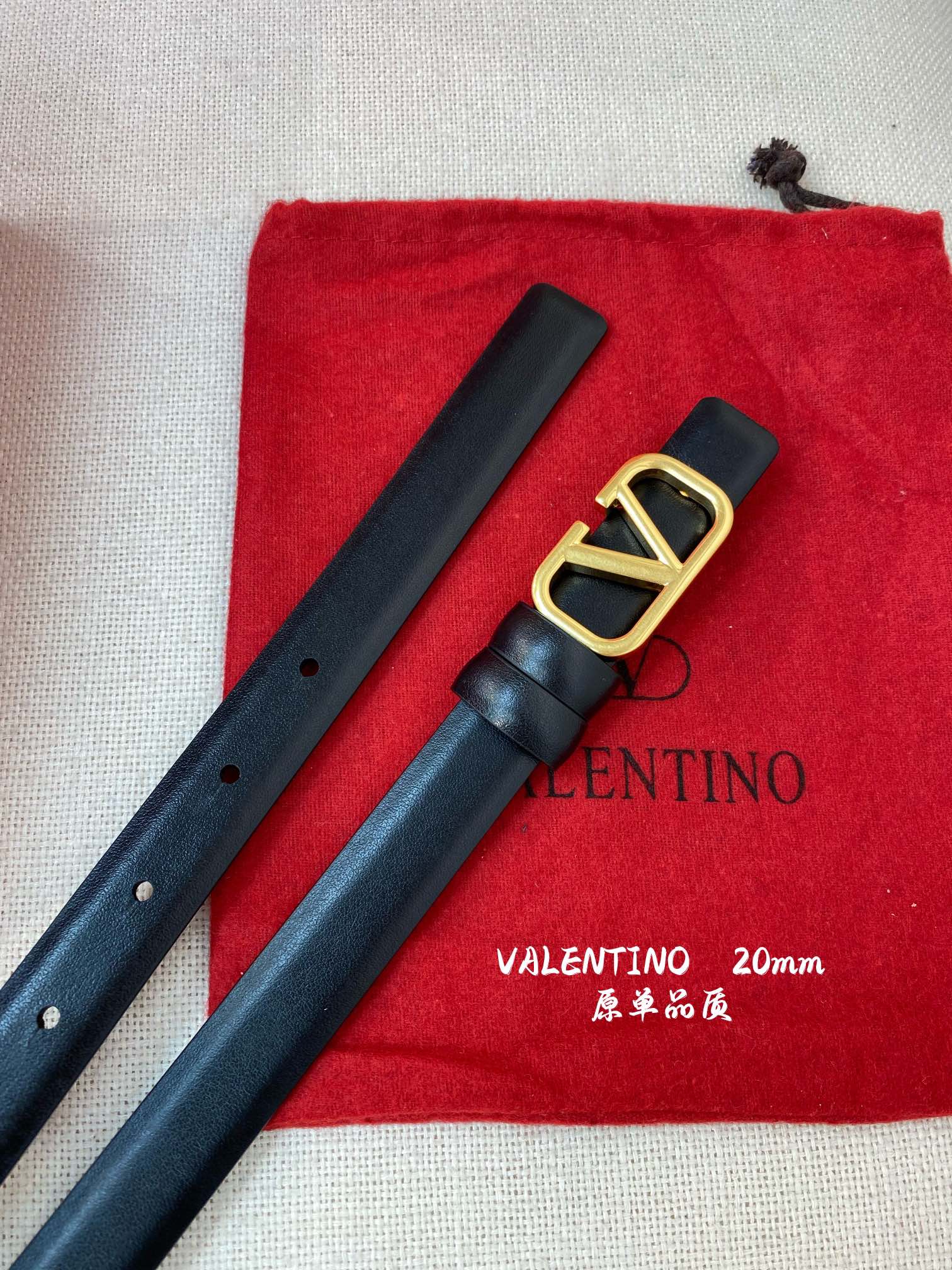  💫华伦天奴20mm经典款双面色一带两用款 双面头层牛皮腰带搭配华伦精品镂空扣，华丽优雅