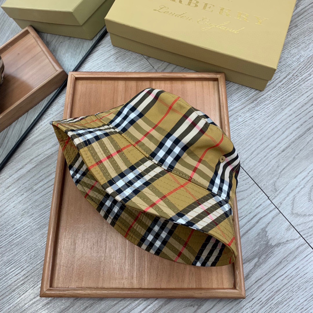 。B家。【赵露思同款】专柜同步新品经典渔夫帽，可随意折叠 ，出行方便携带，众多品星同款，火爆出品！品质卓