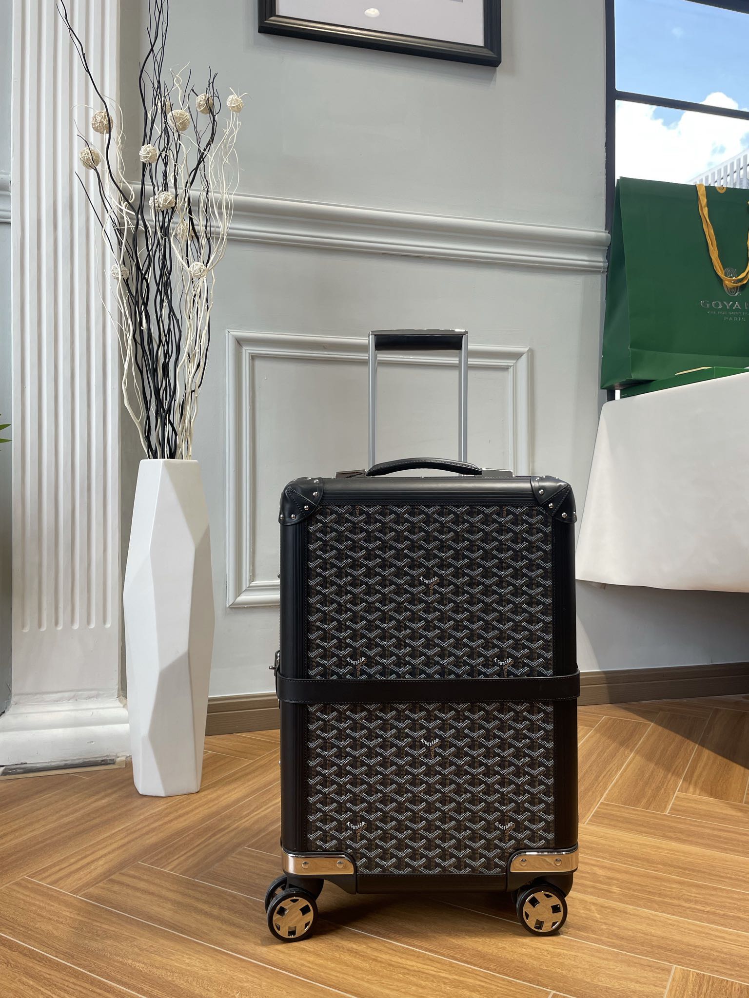 Goyard siempre se ha dedicado a la herencia clásica de los productos de viaje. Esta maleta de cabina también …