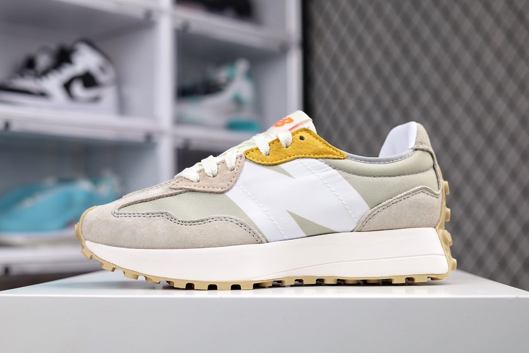 G5 New Balance MS327系列复古休闲运动慢跑鞋 WS327BA全新 New Balance 327 系列，以更纯粹的复古风格设计打造的全新造型。侧身还以解构设计，将 N 字标志以做旧压花样式呈现，样式别具新意。而麂皮、冲孔皮革的塑造，则呈现出高级怀旧气质，也让鞋款在奢华时装风格与运动氛围之间达到了平衡。鞋身采用尼龙及猪巴革麂皮物料拼接构成中底高弹PU材质及满丁防滑橡胶外底
