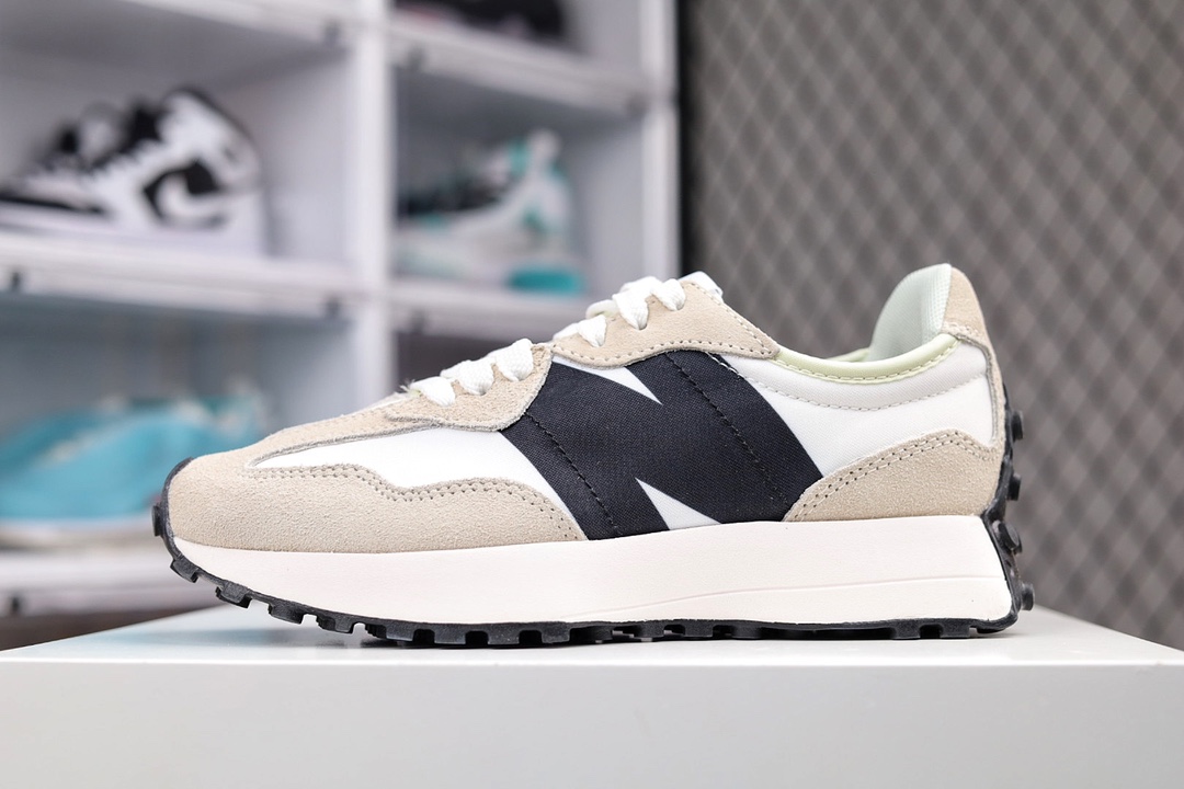 G5 New Balance MS327系列复古休闲运动慢跑鞋 WS327BA全新 New Balance 327 系列，以更纯粹的复古风格设计打造的全新造型。侧身还以解构设计，将 N 字标志以做旧压花样式呈现，样式别具新意。而麂皮、冲孔皮革的塑造，则呈现出高级怀旧气质，也让鞋款在奢华时装风格与运动氛围之间达到了平衡。鞋身采用尼龙及猪巴革麂皮物料拼接构成中底高弹PU材质及满丁防滑橡胶外底