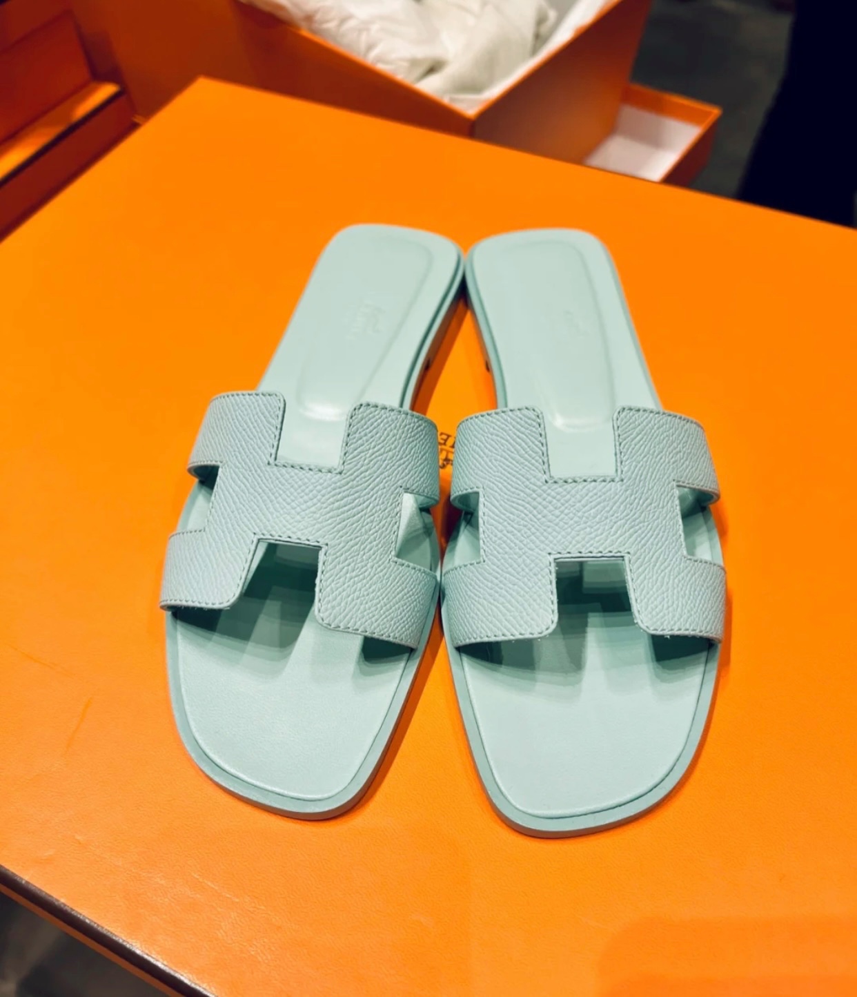 NO:253758,The main recommendation of Aima*..Tiffany color palm print-H flat-soled Oran slippers (this Tiffany color will easily turn blue or green when taken, the actual color is the same as Z, and the color is very positive.), slippers, hermes, tiffany, slippers19860909柜上主推爱马* ..Tiffany色手掌纹-H平底Oran拖鞋（这个蒂芙尼色拍出来很容易会偏蓝或者偏绿,实物颜色跟Z是一致的,颜色很正的.）,拖鞋,hermes,tiffany,slippers,Women's Shoes