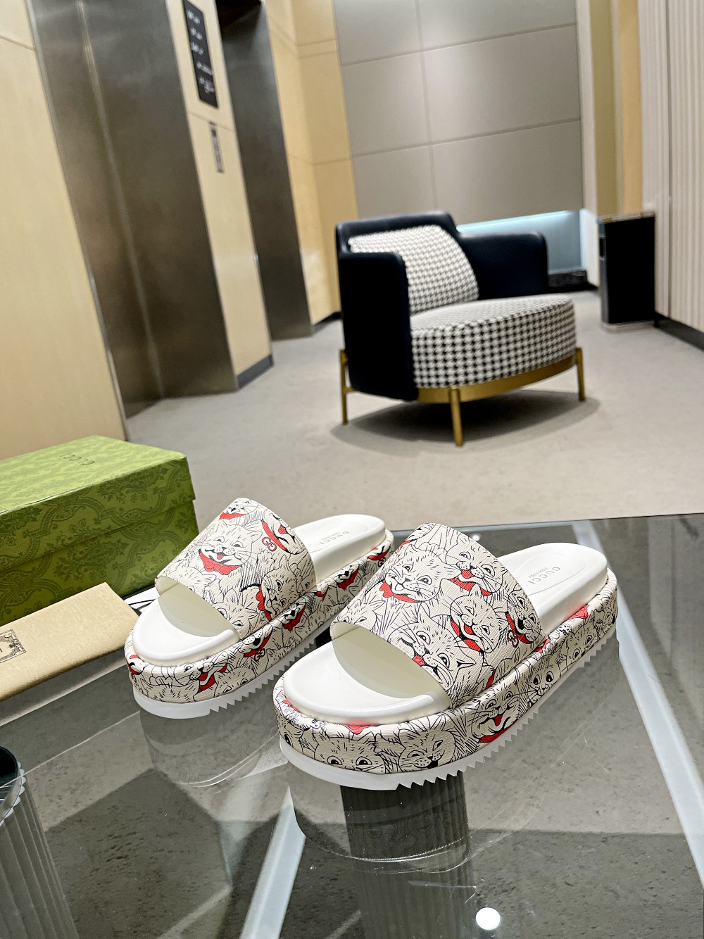 Gucci Limited Edition Platform Slides with Cat Print - Comfortable & Stylish 4 a1647106695251 2326