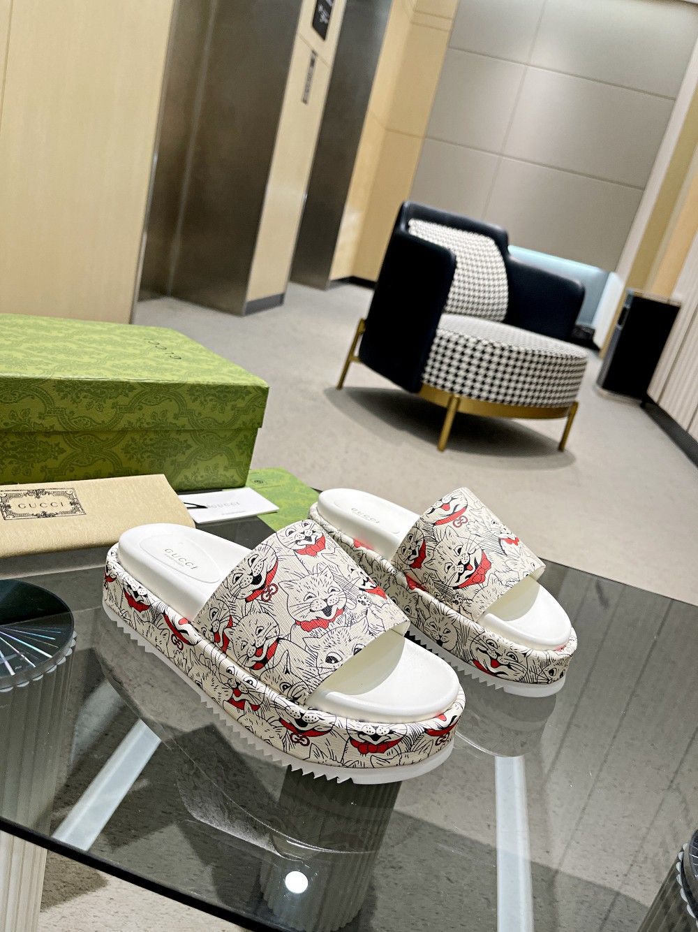 Gucci Limited Edition Platform Slides with Cat Print - Comfortable & Stylish 5 a1647106695387 1838