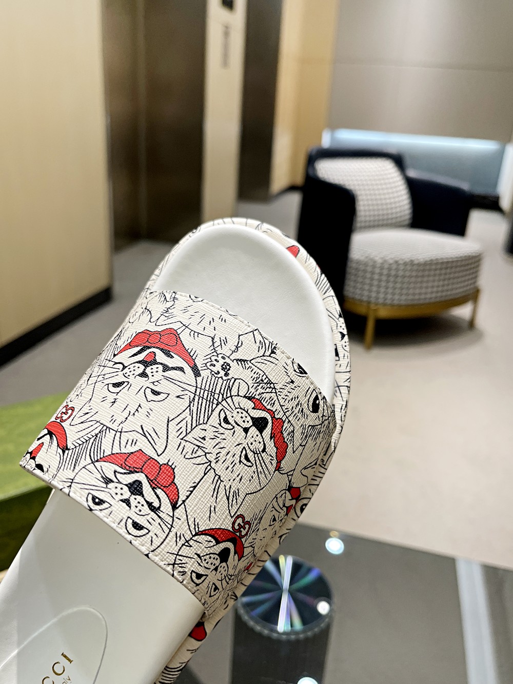 Gucci Limited Edition Platform Slides with Cat Print - Comfortable & Stylish 8 a1647106695806 0606