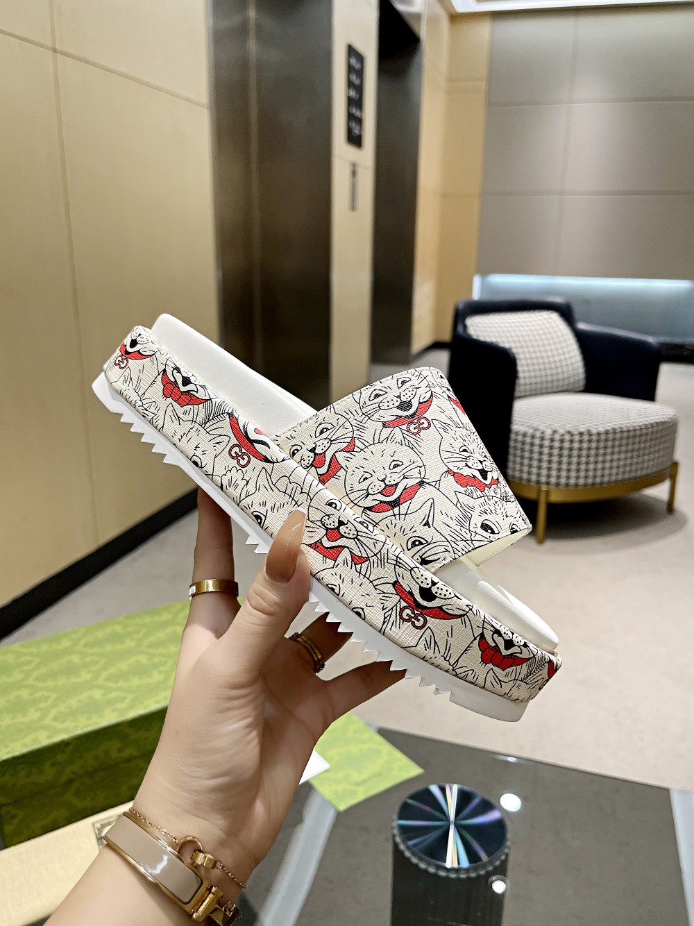 Gucci Limited Edition Platform Slides with Cat Print - Comfortable & Stylish 9 a1647106695933 0436