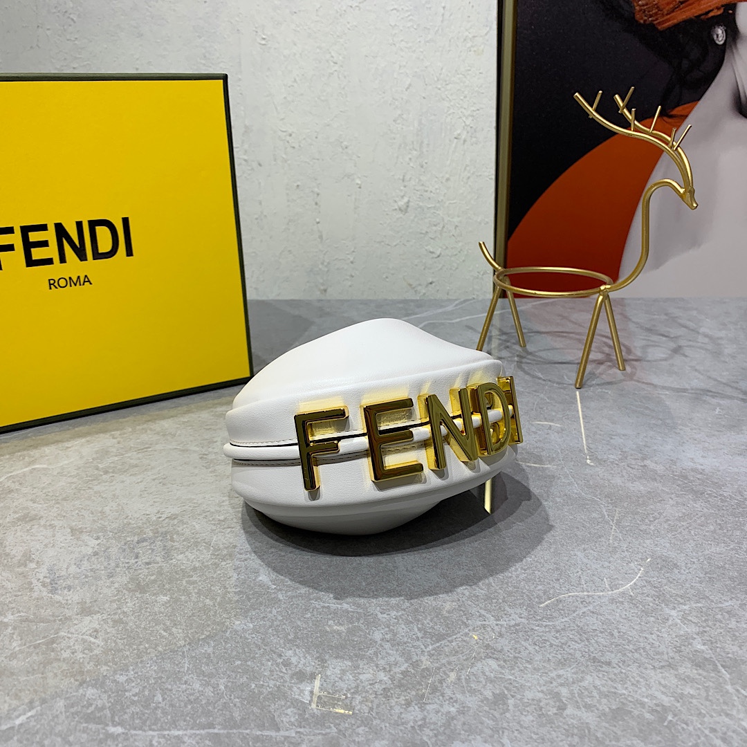 p460 FENDI praphy腋下包以月牙造型为特色