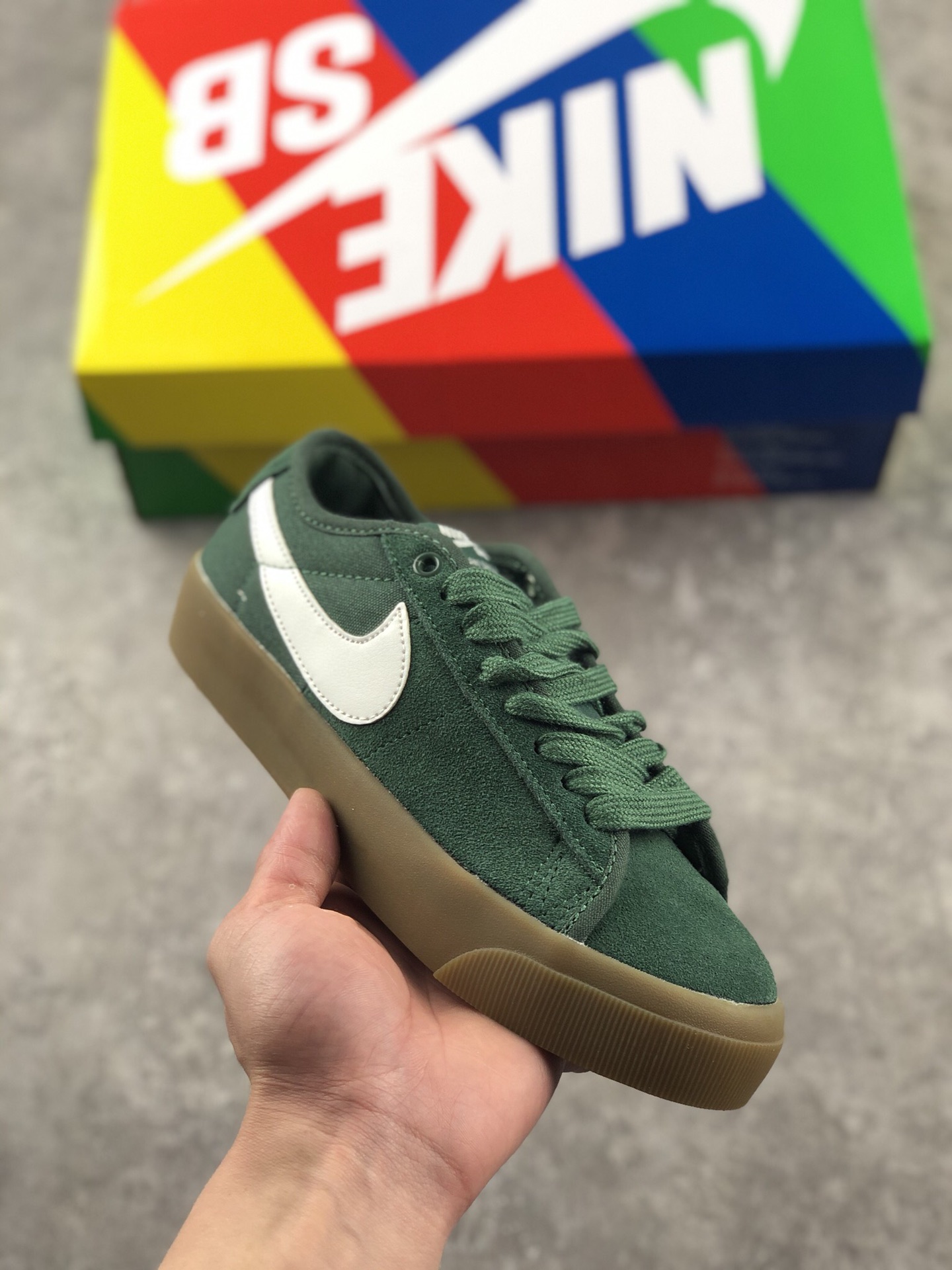 本地自取 支持放店
新品首发 耐克Nike SB Zoom Blazer Low 白绿生胶 中帮复古潮流休闲运动板鞋。鞋采用合成橡胶和皮革组合鞋面，展现出了不俗的质感，鞋垫搭配后跟 like Zoom Air气垫，在碰撞着地时提供减震防护，为长时间训练带来舒适的体验。耐硫化橡胶外底
搭配人字底纹，为足部提供了驾驭滑板时所需的触板感准确
掌控力，缔造了出众的抓地力以及耐穿性。 凭借硕大的 Swoosh与独特的复古个性，依然活跃在潮流街头。
官方货号#CD0603-300
SIZE：36 36.5 37.5 38 38.5 39 40 40.5 41 42 42.5 43 44