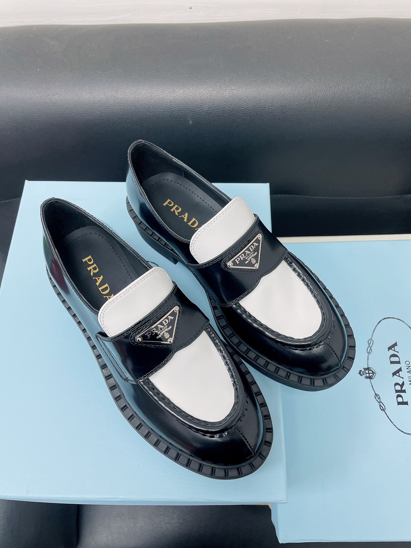 NO:238985,【Prada】Top version of the triangle mark one-legged loafers small leather shoes. The upper is imported beaded cowhide leather. The inner part is imported water-dyed cowhide/cow patent leather. The sole is original molded matte A-grade rubber, vacuum foam material, lightweight on the feet. Size 35~39 (40 can be customized, no return or exchange), loafers, prada, prada, loafers, cowhide19860909【Prada 普拉达】顶级版本三角标一脚蹬乐福鞋小皮鞋  鞋面采用进口开边珠牛皮  内里为进口水染牛皮/牛漆皮  鞋底原版开模哑光A级橡胶,抽真空发泡材质,上脚轻巧  码数35～39（40可定做,不退换）,乐福鞋,prada,prada,loafers,cowhide,Women's Shoes
