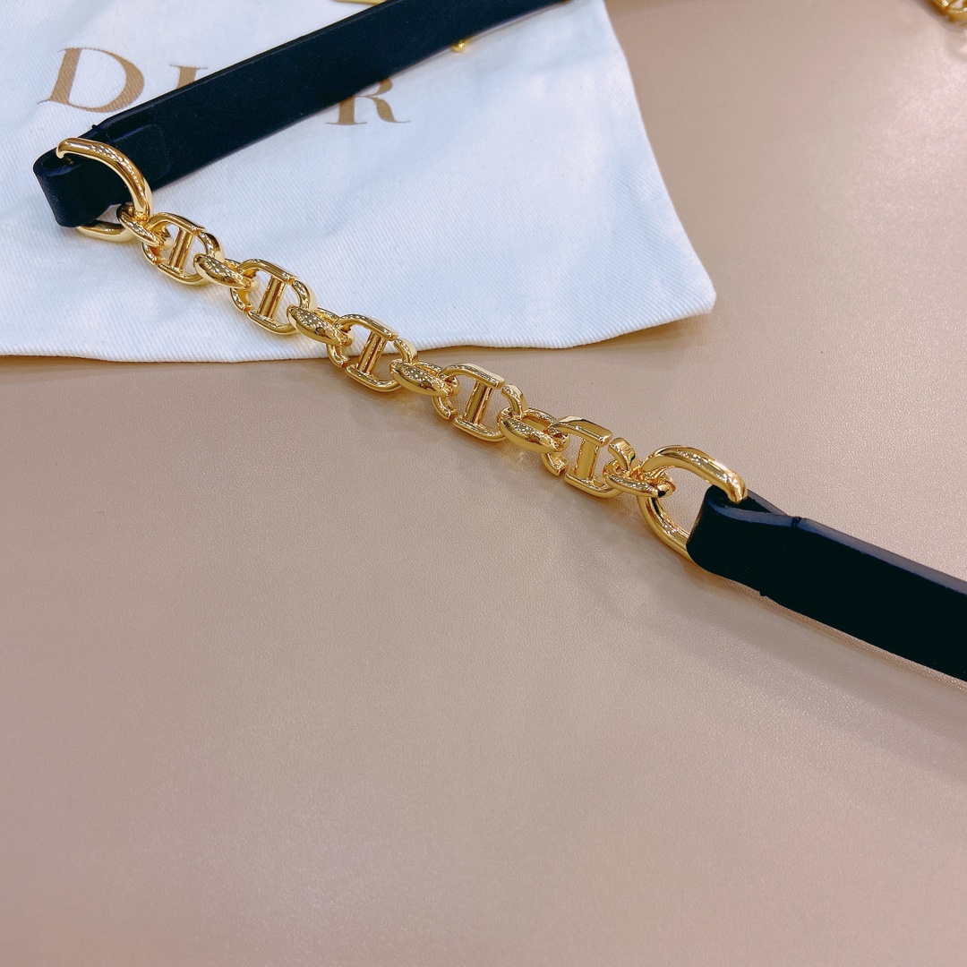 迪奥本季新款标志性DiorCaro腰