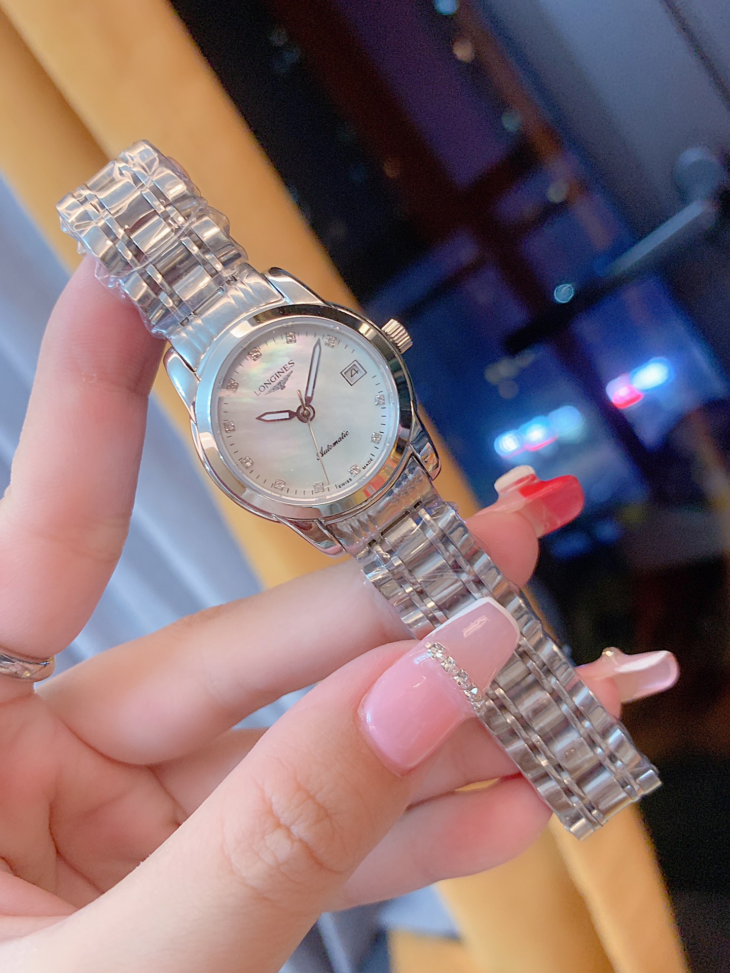 K5   浪琴  Longines 索伊米亚系列 女士腕表 全自动机械机芯 316L精钢表壳 蓝宝石玻璃镜面 精钢表带 直径28mm厚10mm 与生俱来的优雅浪琴 Longines 表全新瑰丽系列新品实拍，亮色表盘均配有黑色时针和分针,与表盘及秒针形成鲜明对比,令人赏心悦目,让人顿觉“优雅”有时也会带来惊喜。