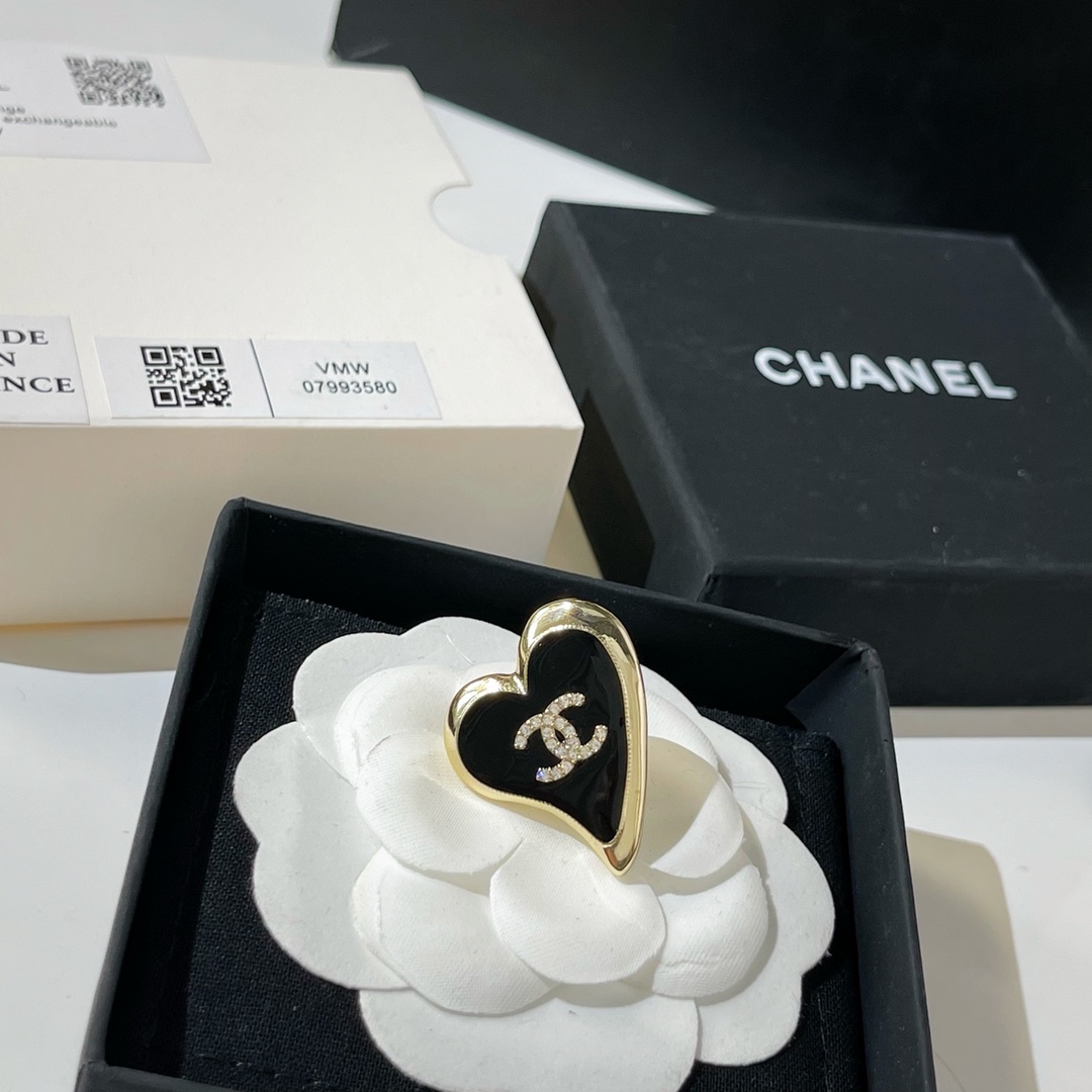 新款☑️CHANEL香奈儿双c黑桃心胸针