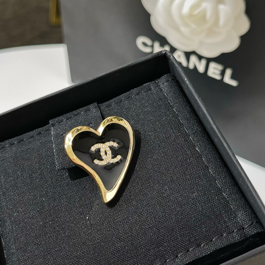 新款☑️CHANEL香奈儿双c黑桃心胸针