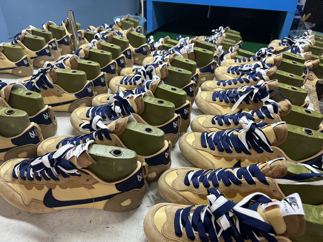 MiniCost Shoe 6