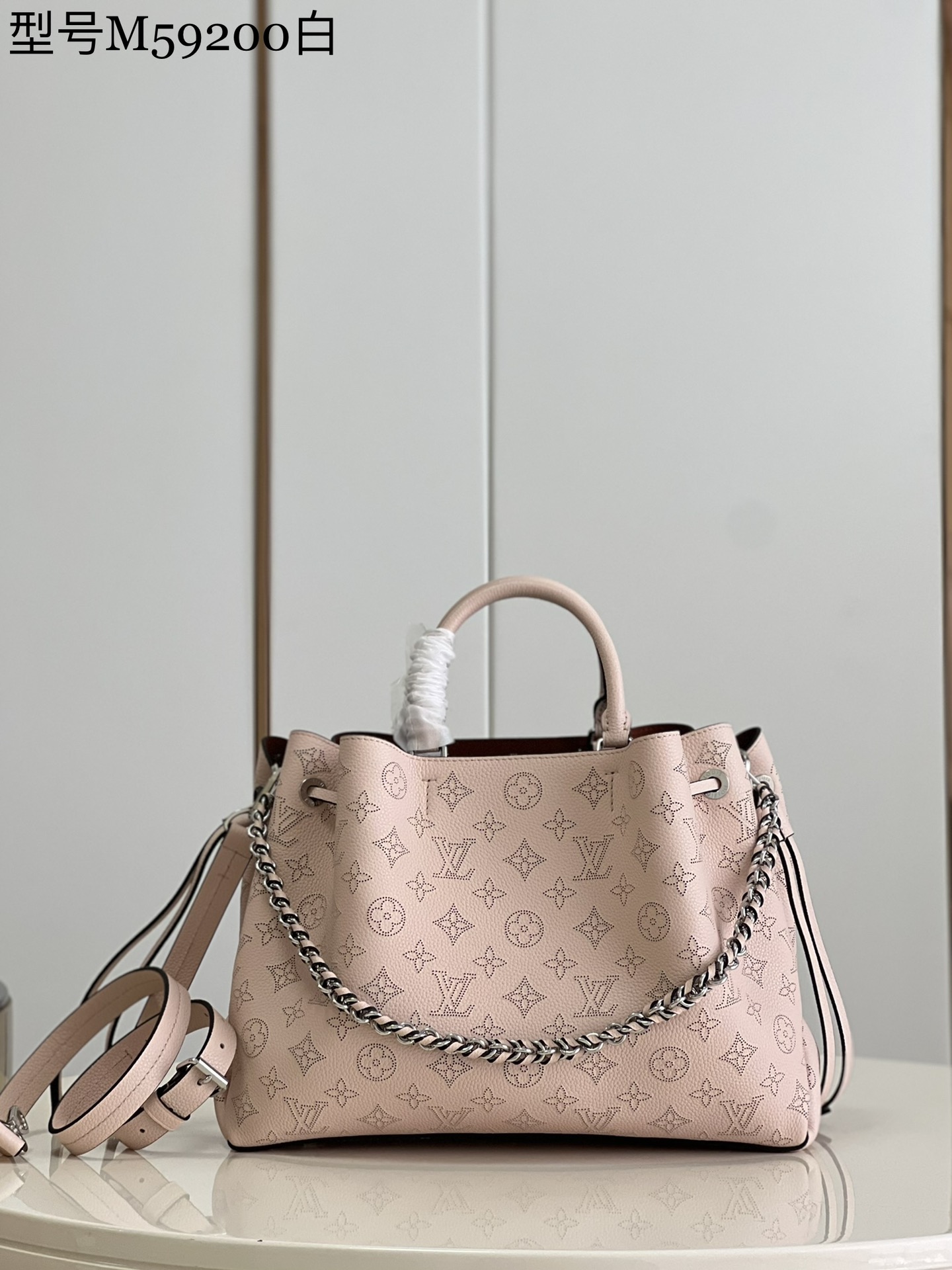 NO:403268,【Exclusive real photo of M59200 milky white】 M59203 Bella Tote handbag is made of soft floral perforated cowhide leather, which presents a gentle pleat and draping effect, embellishing a chain like jewelry. The abundant configuration has a neat inner layer to meet daily travel needs and can inject modern charm into casual outfits. Size 32.0 x 23.0 x 13.0 cm SJY.1150,LV [original leather],louis vuitton,cowhide19860909【独家实拍M59200奶白色】 M59203 Bella Tote 手袋 取材柔软镂花穿孔牛皮革,呈现温和褶裥与垂坠效果,点缀宛如珠宝的链条.充裕构型设有齐整内层,满足日常出行所需,可为休闲着装注入摩登韵味.尺寸 32.0 x 23.0 x 13.0 厘米 SJY.1150,LV【原厂皮】,louis vuitton,cowhide,Bag