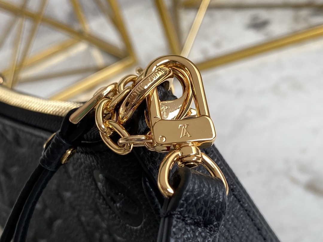 顶级原单M80349黑色全皮麻将包系列M80349米白色2022春季系列EasyPouchOnStrap