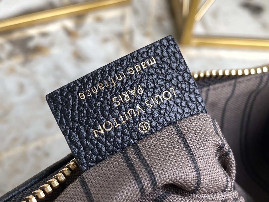 顶级原单M80349黑色全皮麻将包系列M80349米白色2022春季系列EasyPouchOnStrap