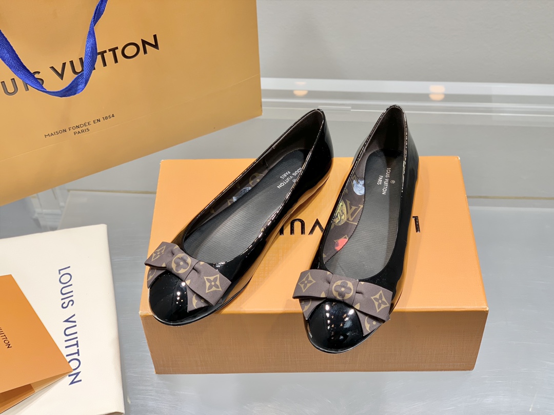 NO:259827,L Donkey's new spring Popi series flat bow ballet shoes are made of cow patent leather to complete the donkey's personal interpretation of classic design. Monogram nylon and leather bows are derived from the autumn and winter show. Monogram printed lining traces Greek and Roman cultural relics, showing the creative collaboration between Nicolas Ghesquière and Italian Fornasetti Art Studio. Genuine leather sole 35-40, single shoes, louis vuitton, louis vuitton19860909L驴家春季新款Popi 系列平底蝴蝶结芭蕾舞鞋 采用牛漆皮完成驴家对经典设计的个性诠释.Monogram 尼龙及皮革蝴蝶结源自 秋冬秀场,Monogram 印花内衬回溯希腊及罗马文物,展现 Nicolas Ghesquière 与意大利 Fornasetti 艺术工作室的创意合作.真皮底 35-40,单鞋,louis vuitton,louis vuitton,Women's Shoes